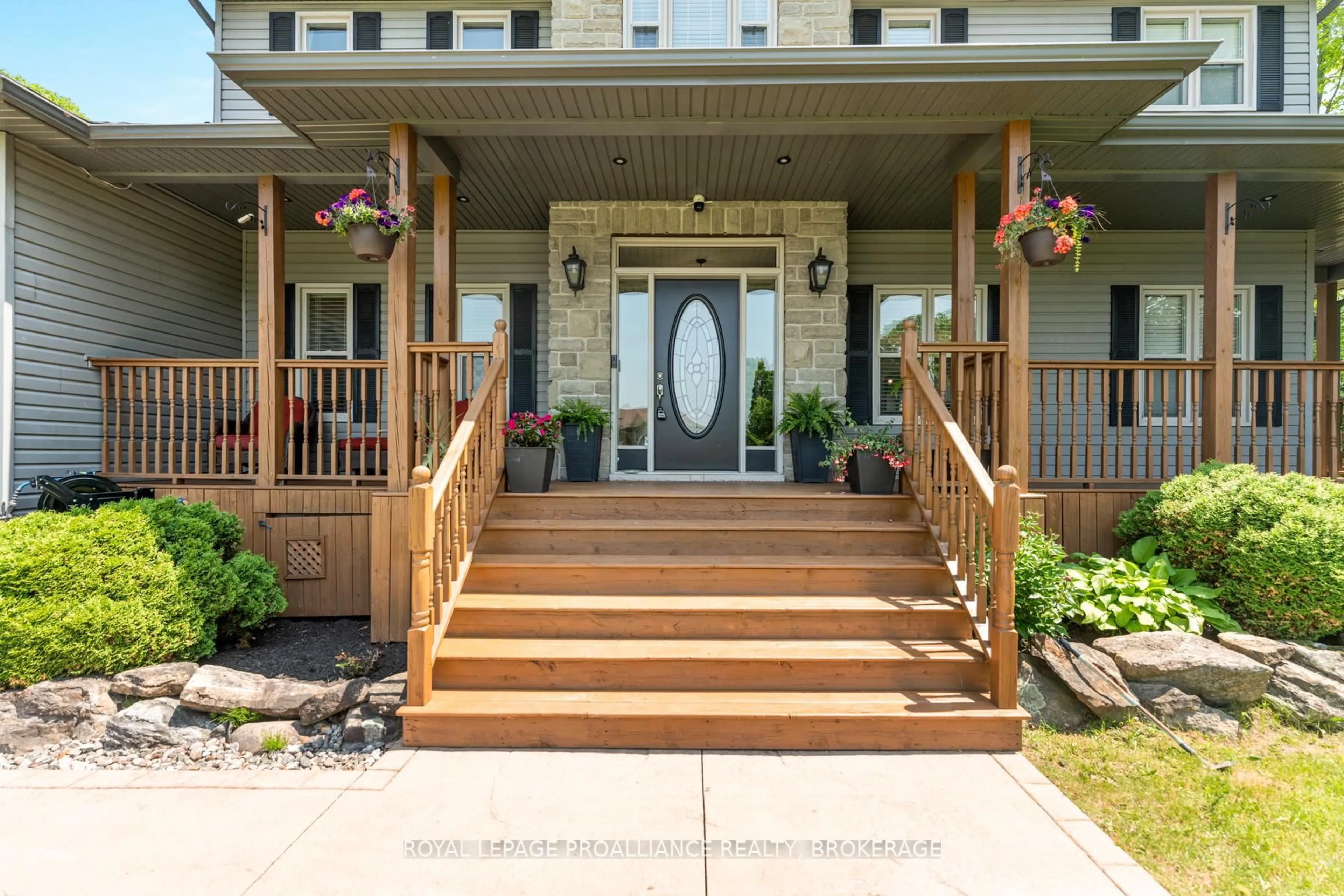 Indoor entryway for 10 Owen Ave, Front of Leeds & Seeleys Bay Ontario K7G 2V4