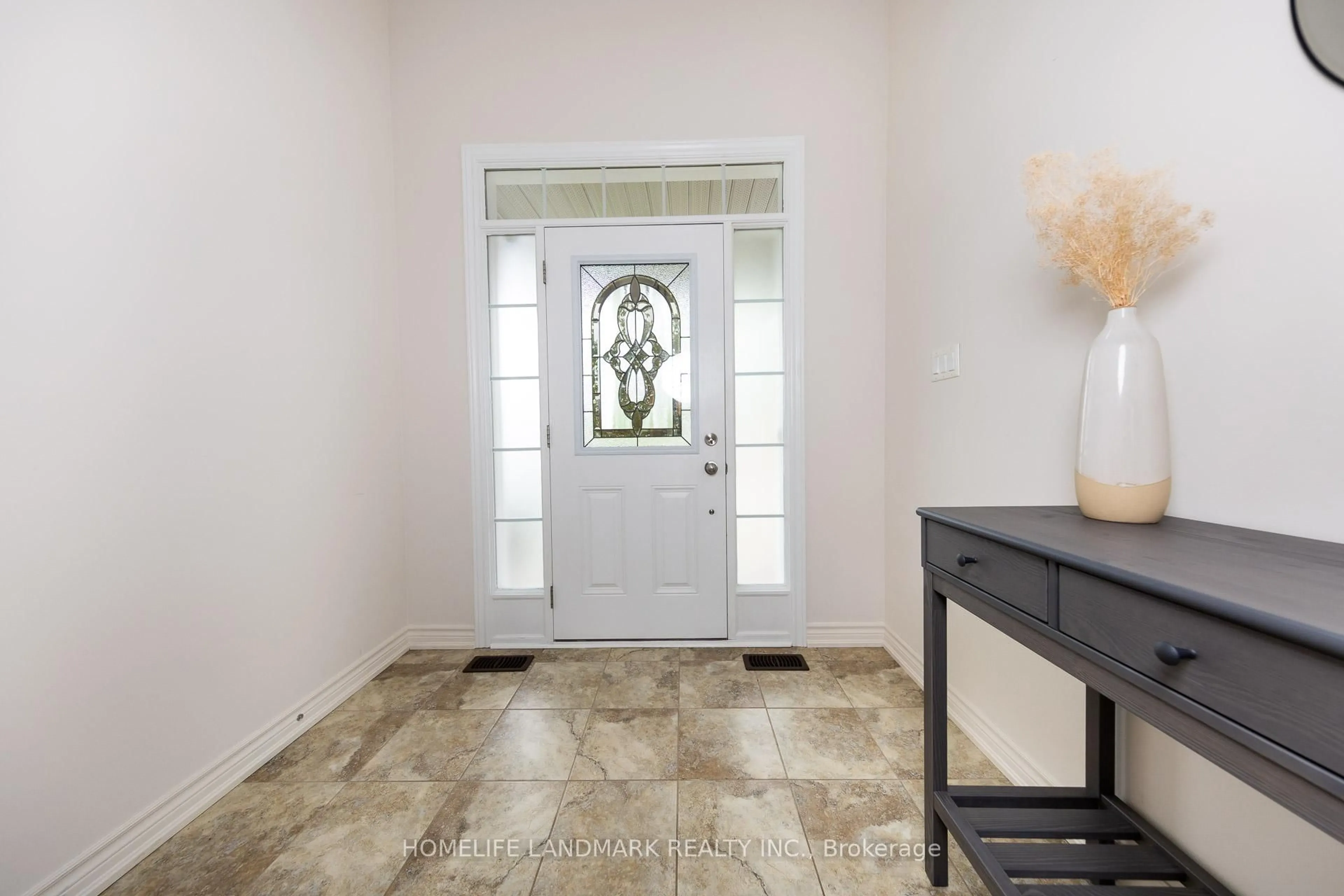 Indoor entryway for 592 Settlers Rdge, Peterborough North Ontario K9L 0E6