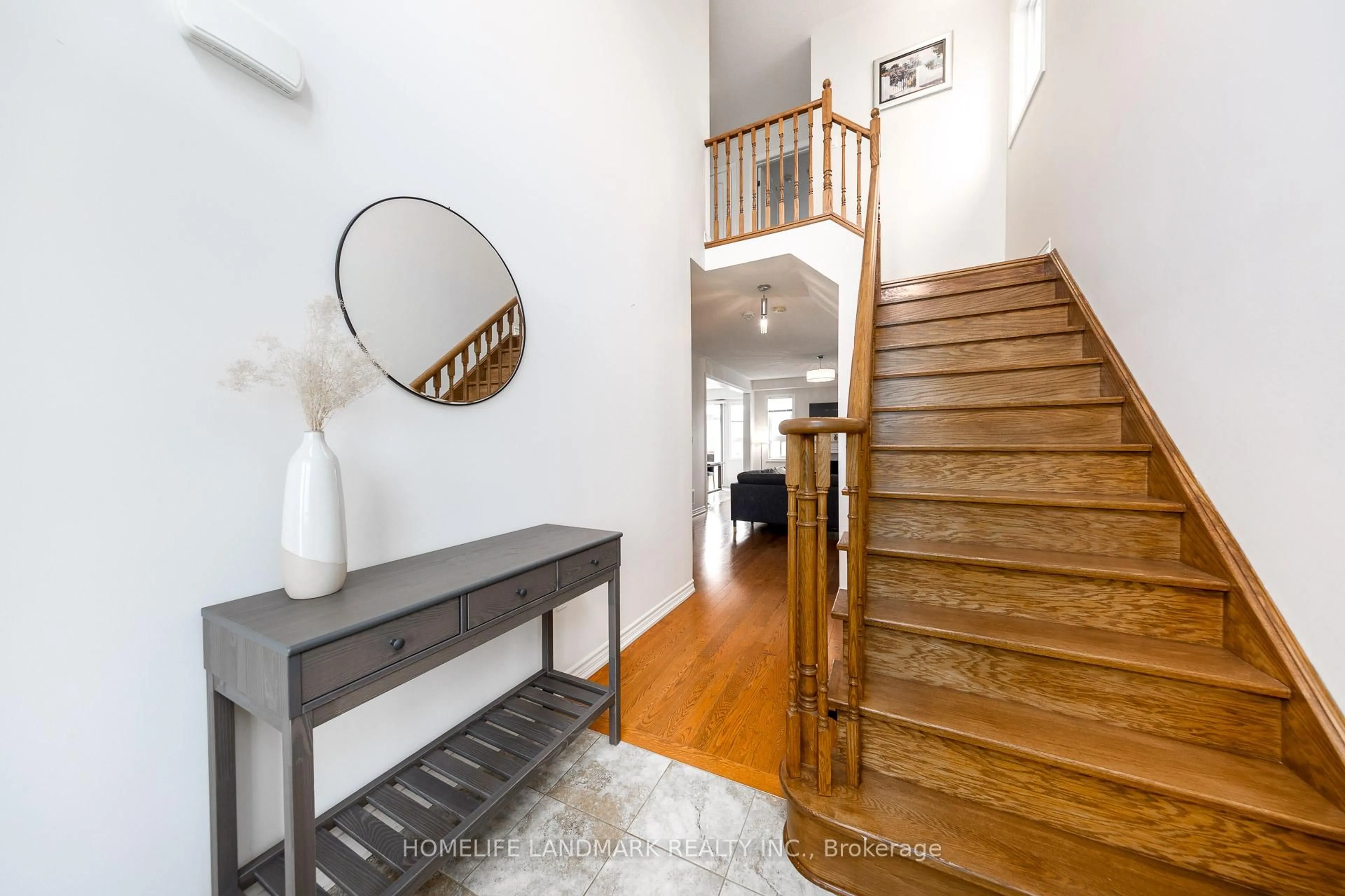 Indoor entryway for 592 Settlers Rdge, Peterborough North Ontario K9L 0E6