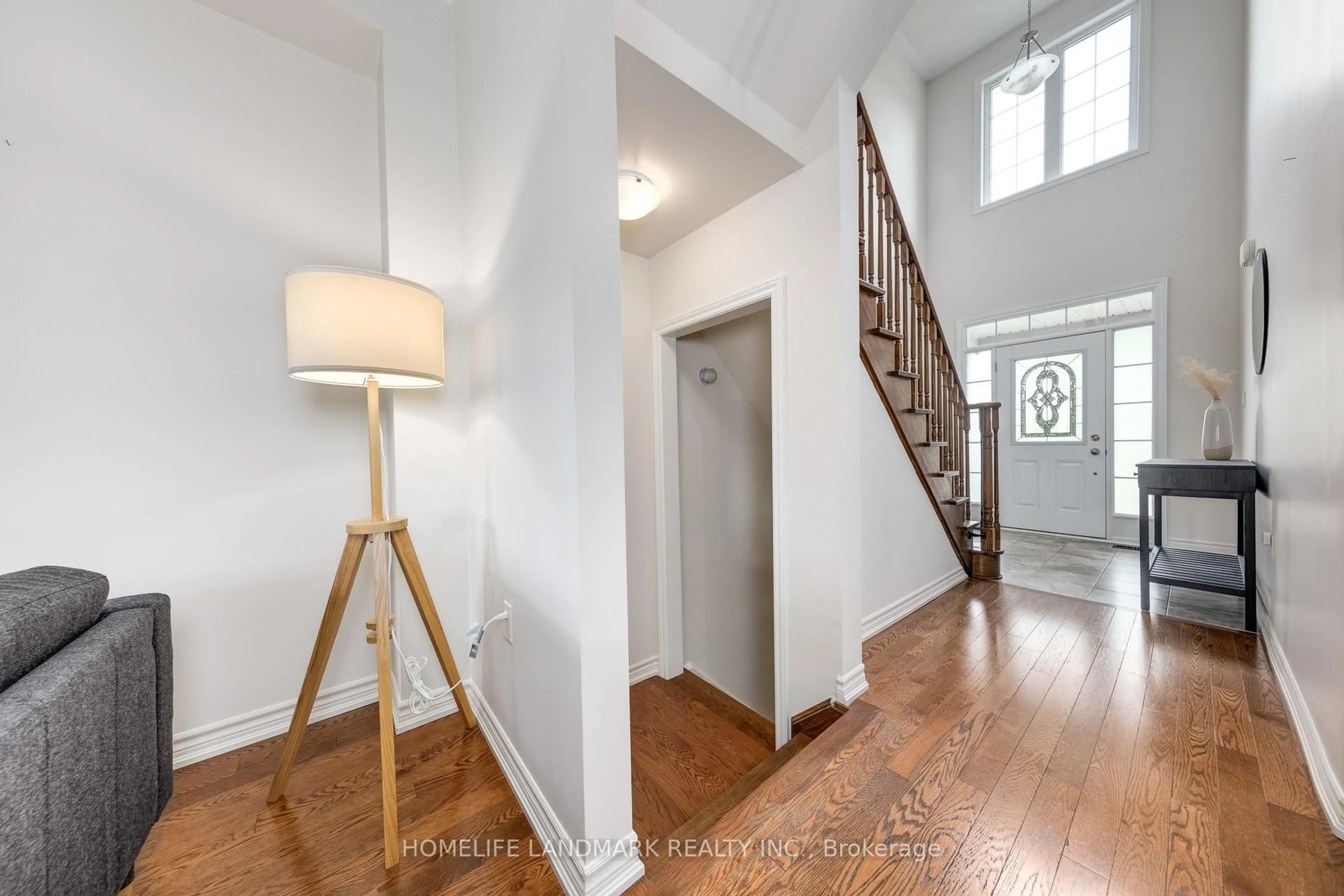 Indoor entryway for 592 Settlers Rdge, Peterborough North Ontario K9L 0E6