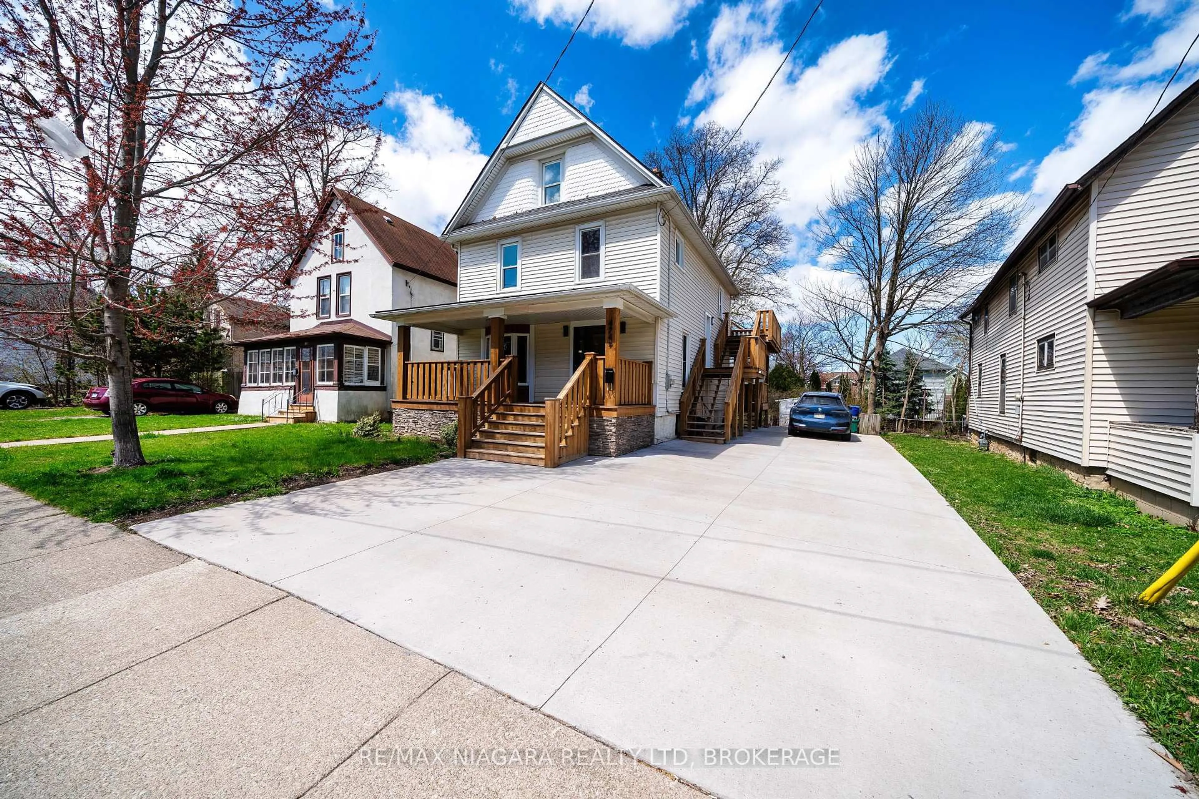 A pic from outside/outdoor area/front of a property/back of a property/a pic from drone, street for 4749 EPWORTH Circ, Niagara Falls Ontario L2E 1E1