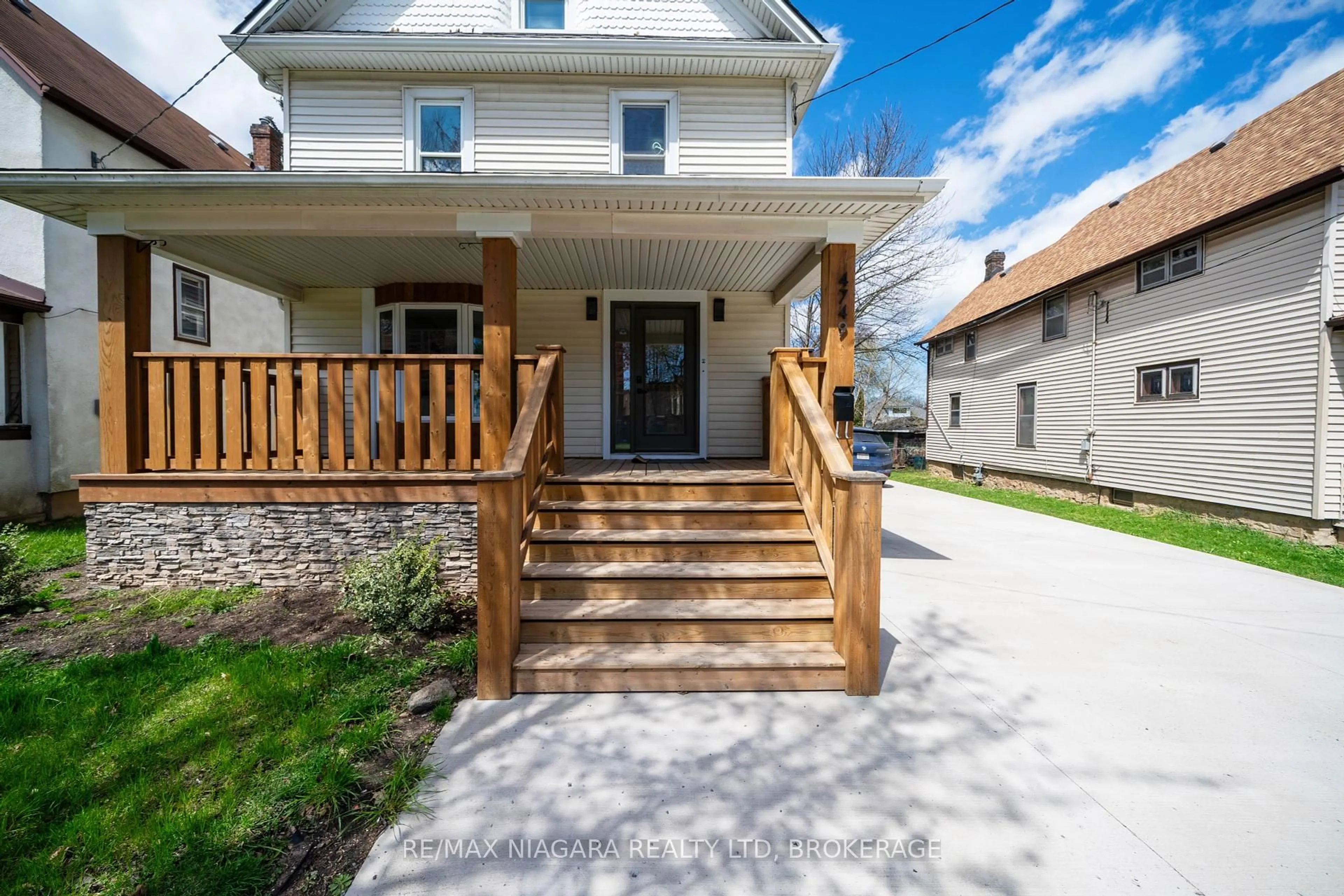 Home with vinyl exterior material, street for 4749 EPWORTH Circ, Niagara Falls Ontario L2E 1E1