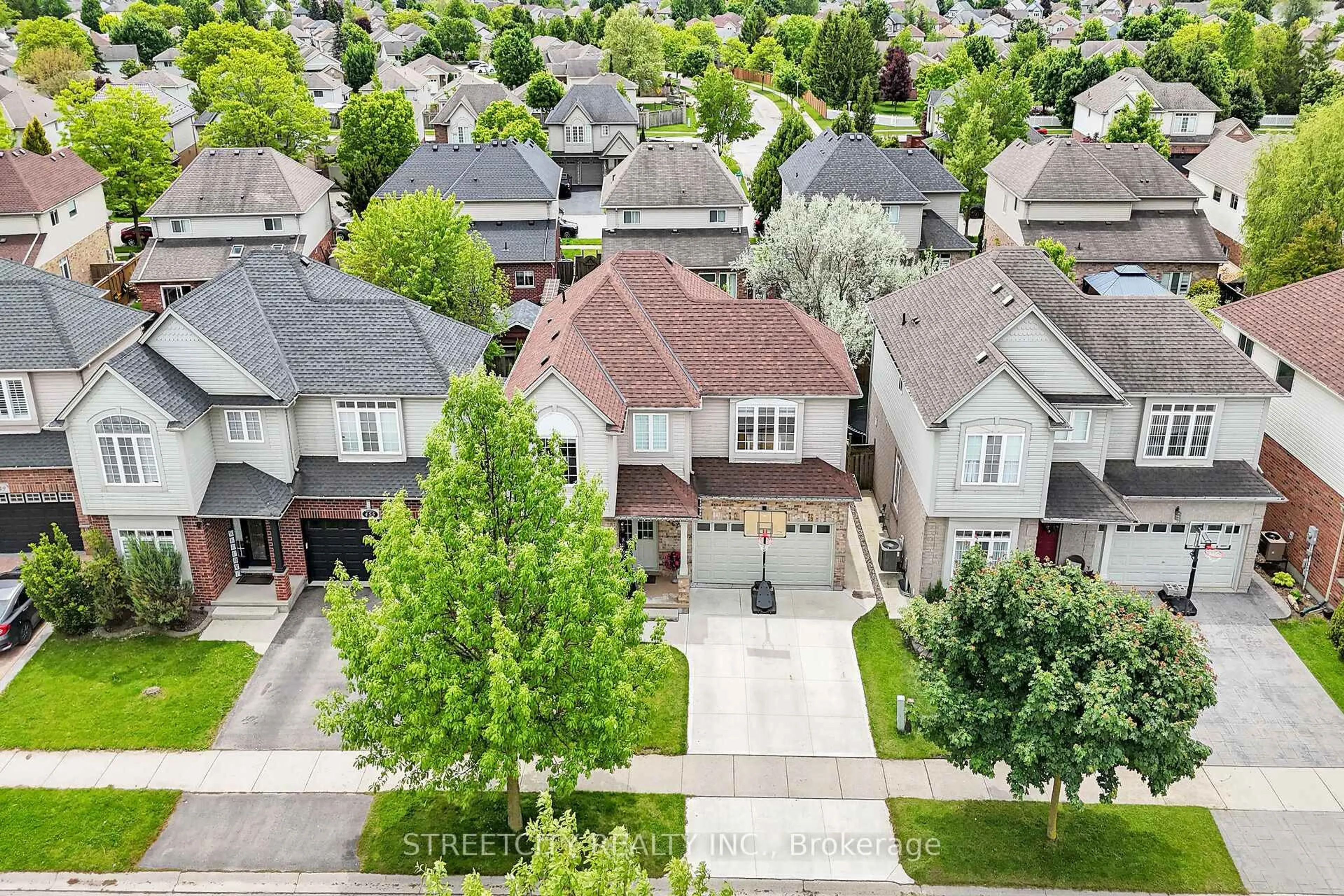 A pic from outside/outdoor area/front of a property/back of a property/a pic from drone, street for 463 SOUTH LEAKSDALE CIR Circ, London South Ontario N6M 1K4