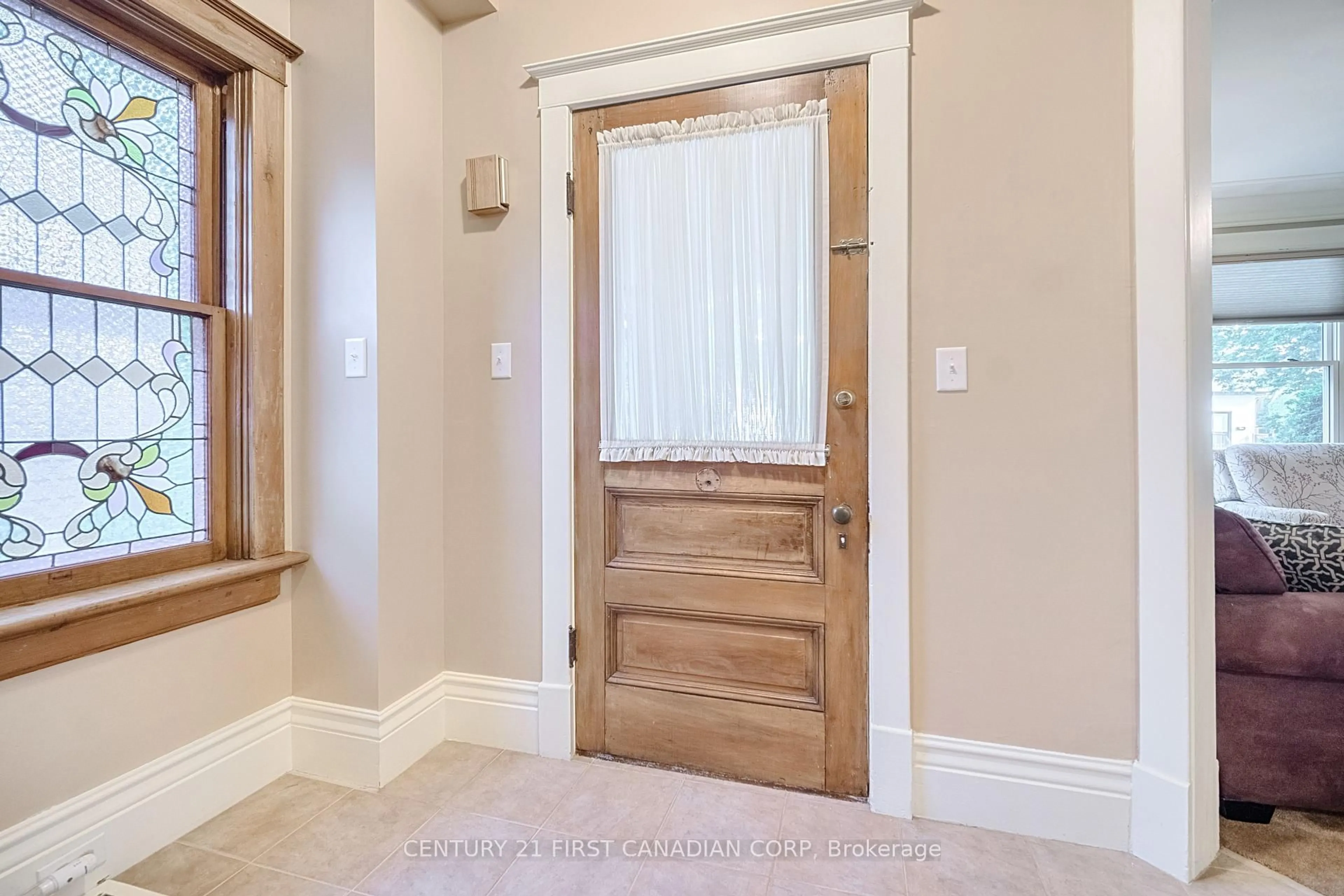 Indoor entryway for 171 Mount Pleasant Ave, London North Ontario N6H 1E3