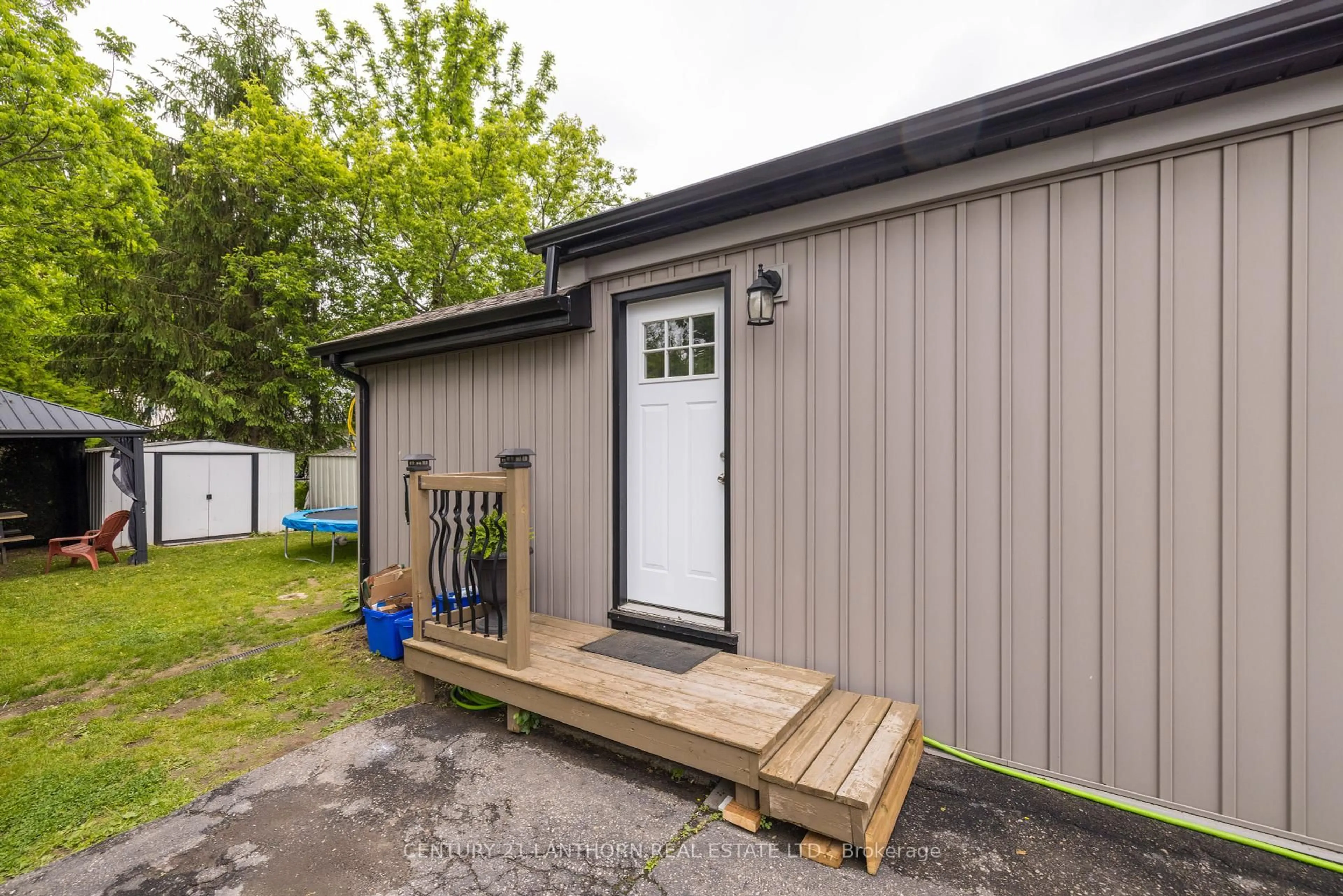 Shed for 62 George St, Quinte West Ontario K8V 1R6
