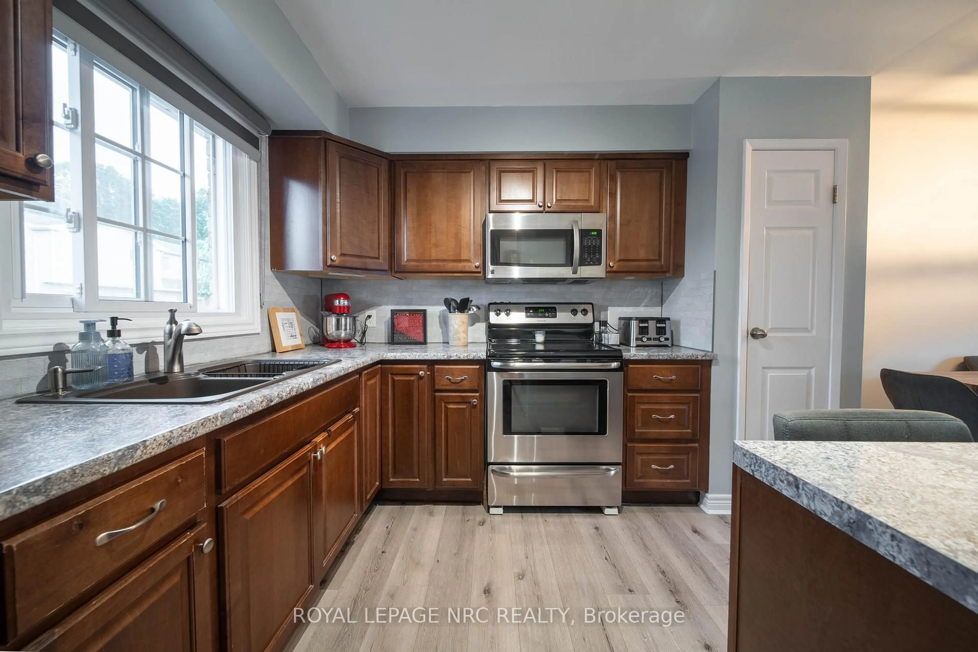 Standard kitchen, unknown for 8136 Coventry Rd #34, Niagara Falls Ontario L2H 2X6