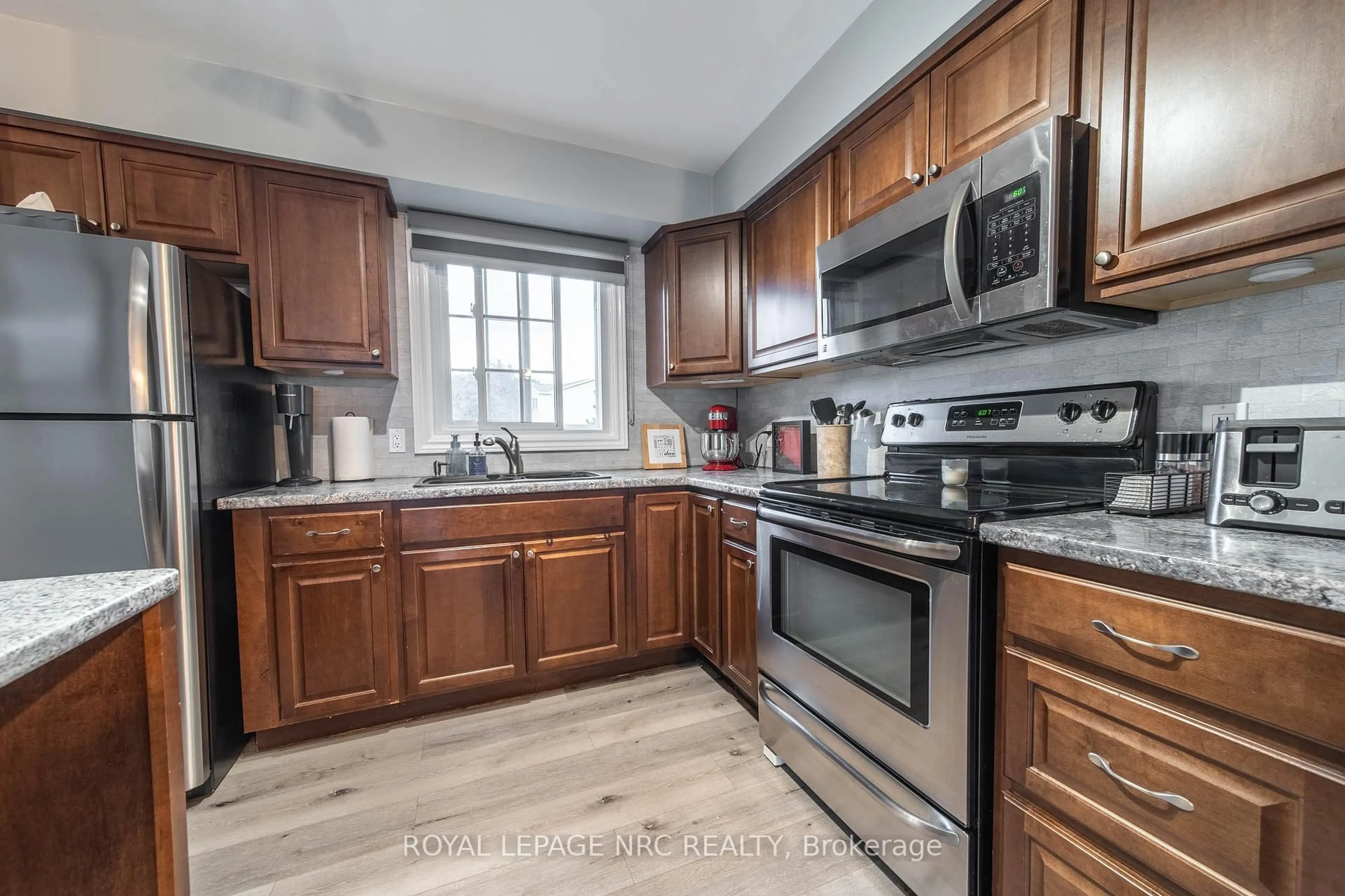 Standard kitchen, unknown for 8136 Coventry Rd #34, Niagara Falls Ontario L2H 2X6