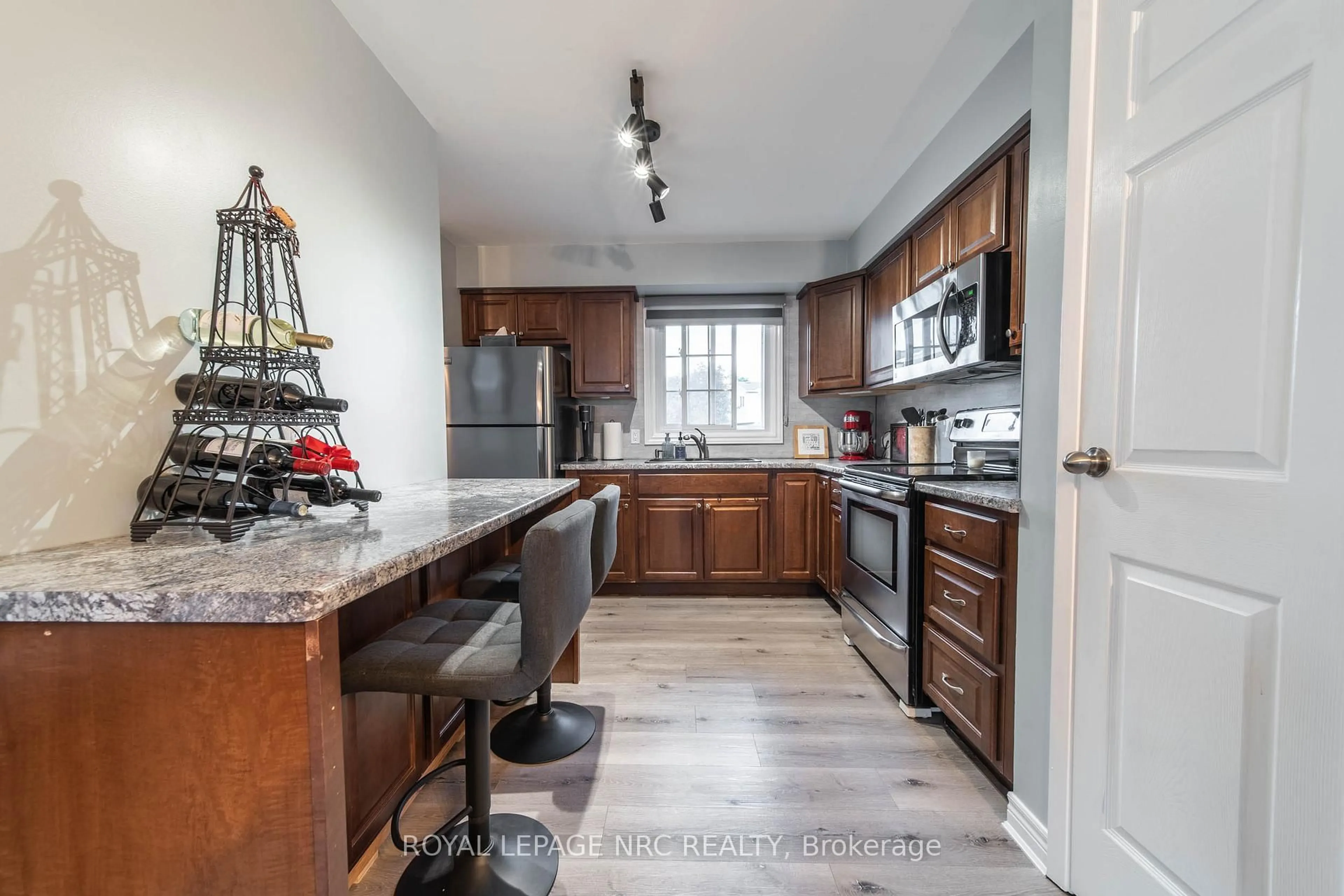 Open concept kitchen, unknown for 8136 Coventry Rd #34, Niagara Falls Ontario L2H 2X6