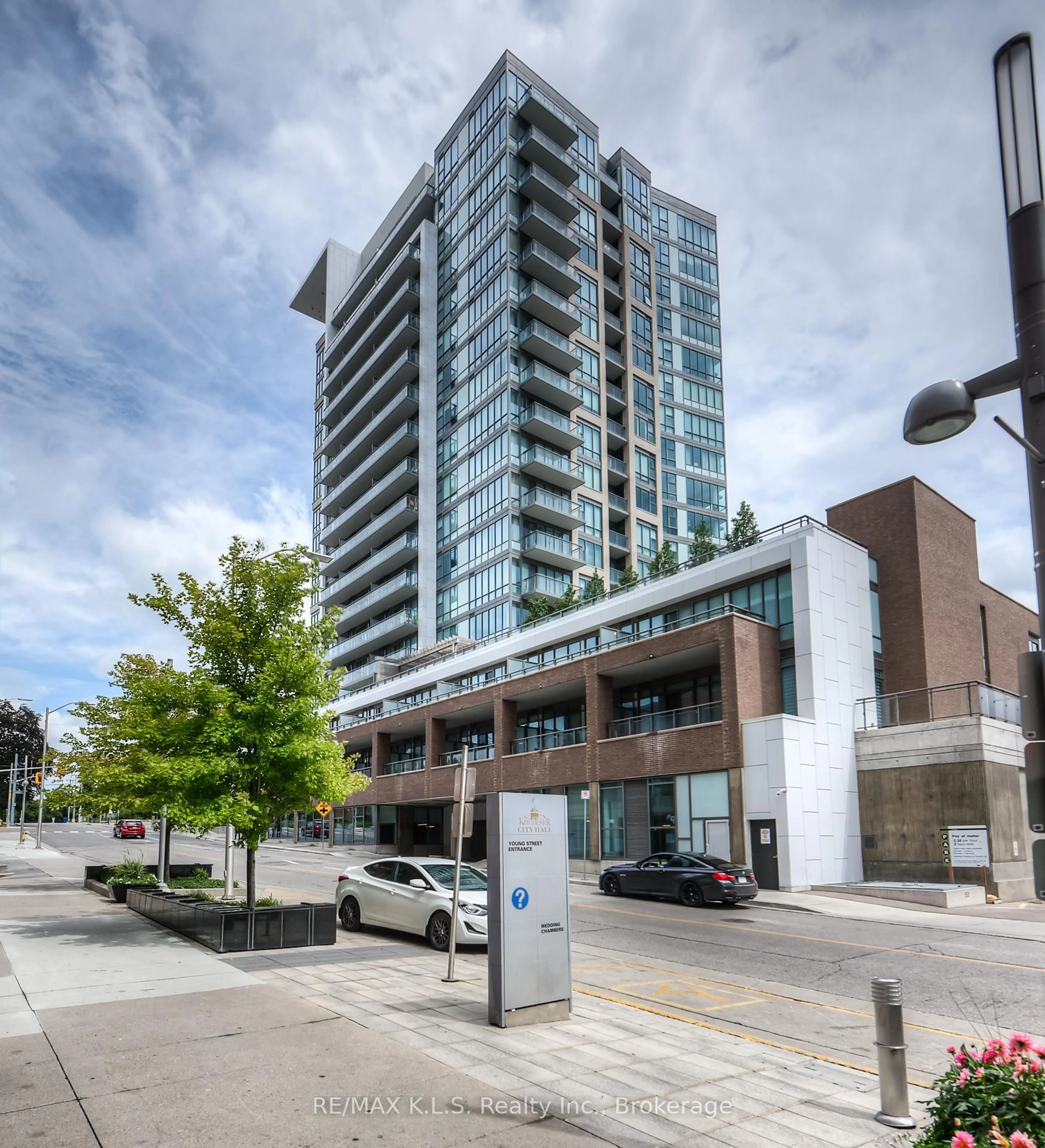 Indoor foyer for 85 Duke St #1404, Kitchener Ontario N2H 0B7