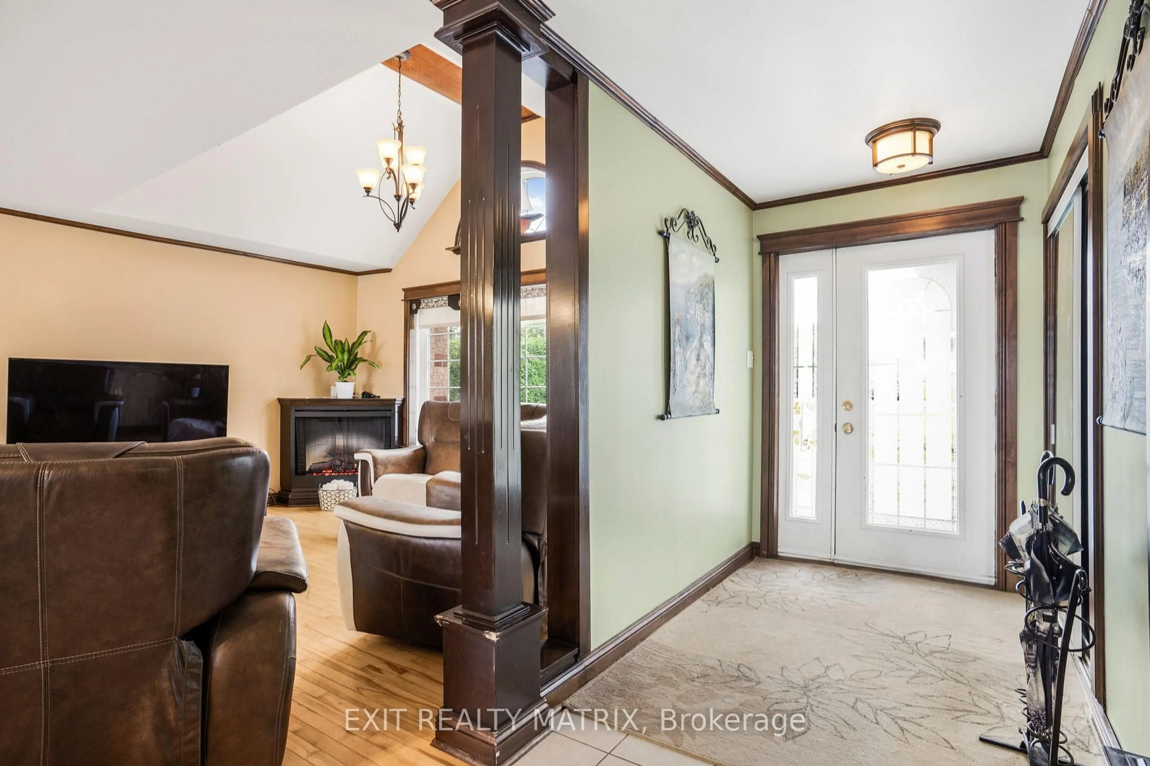 Indoor entryway for 2095 Joseph St, Alfred and Plantagenet Ontario K0B 1J0
