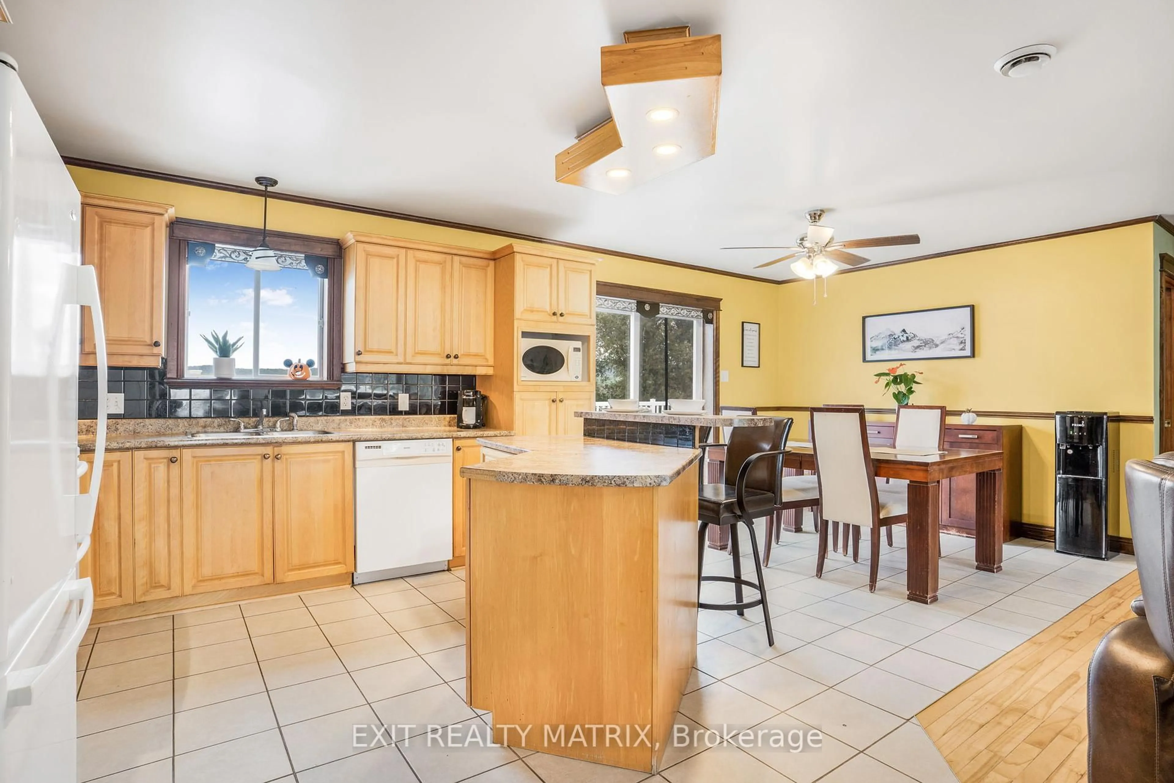 Open concept kitchen, ceramic/tile floor for 2095 Joseph St, Alfred and Plantagenet Ontario K0B 1J0