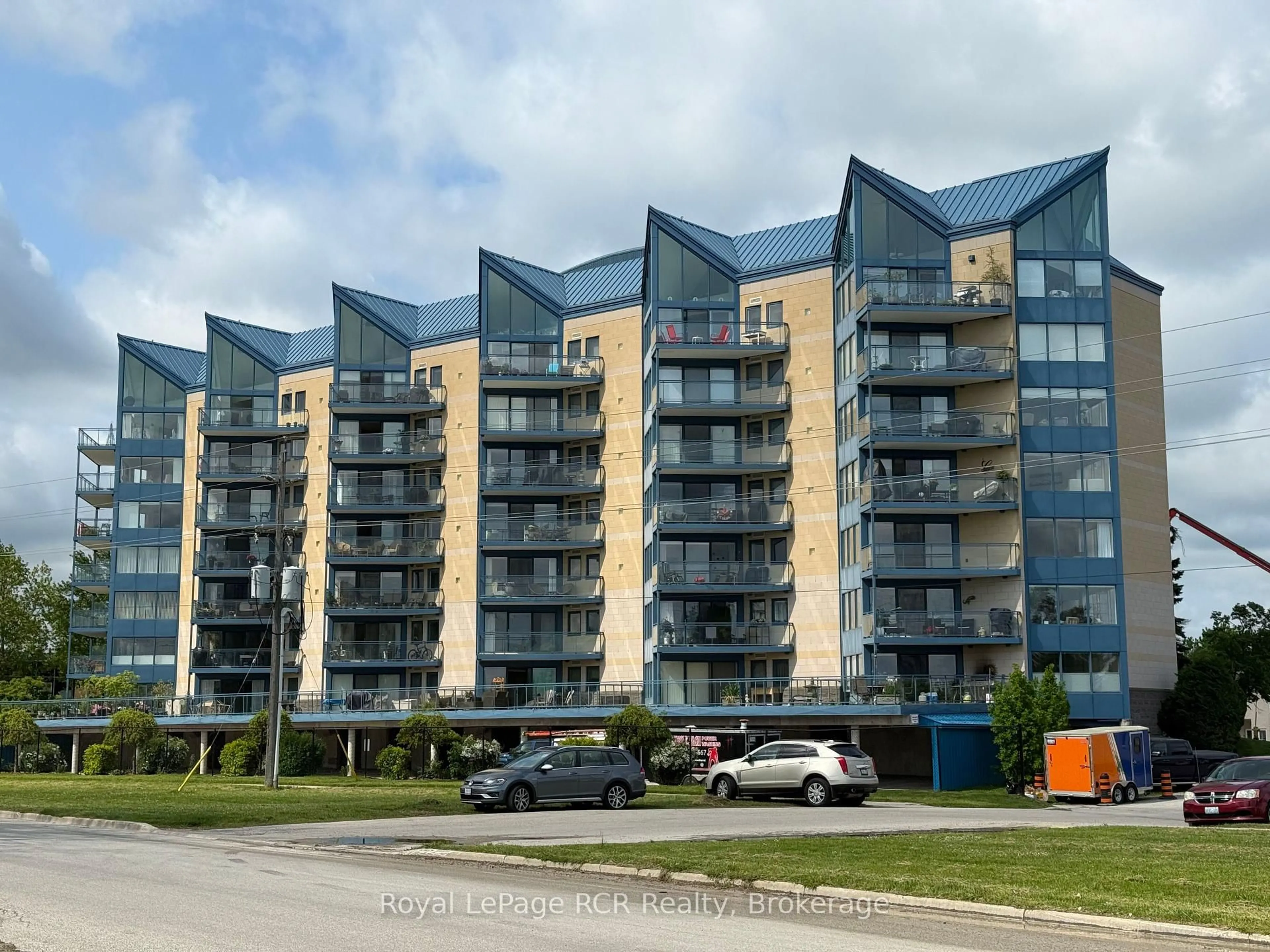 A pic from outside/outdoor area/front of a property/back of a property/a pic from drone, building for 1455 2nd Ave #805, Owen Sound Ontario N4K 6V3