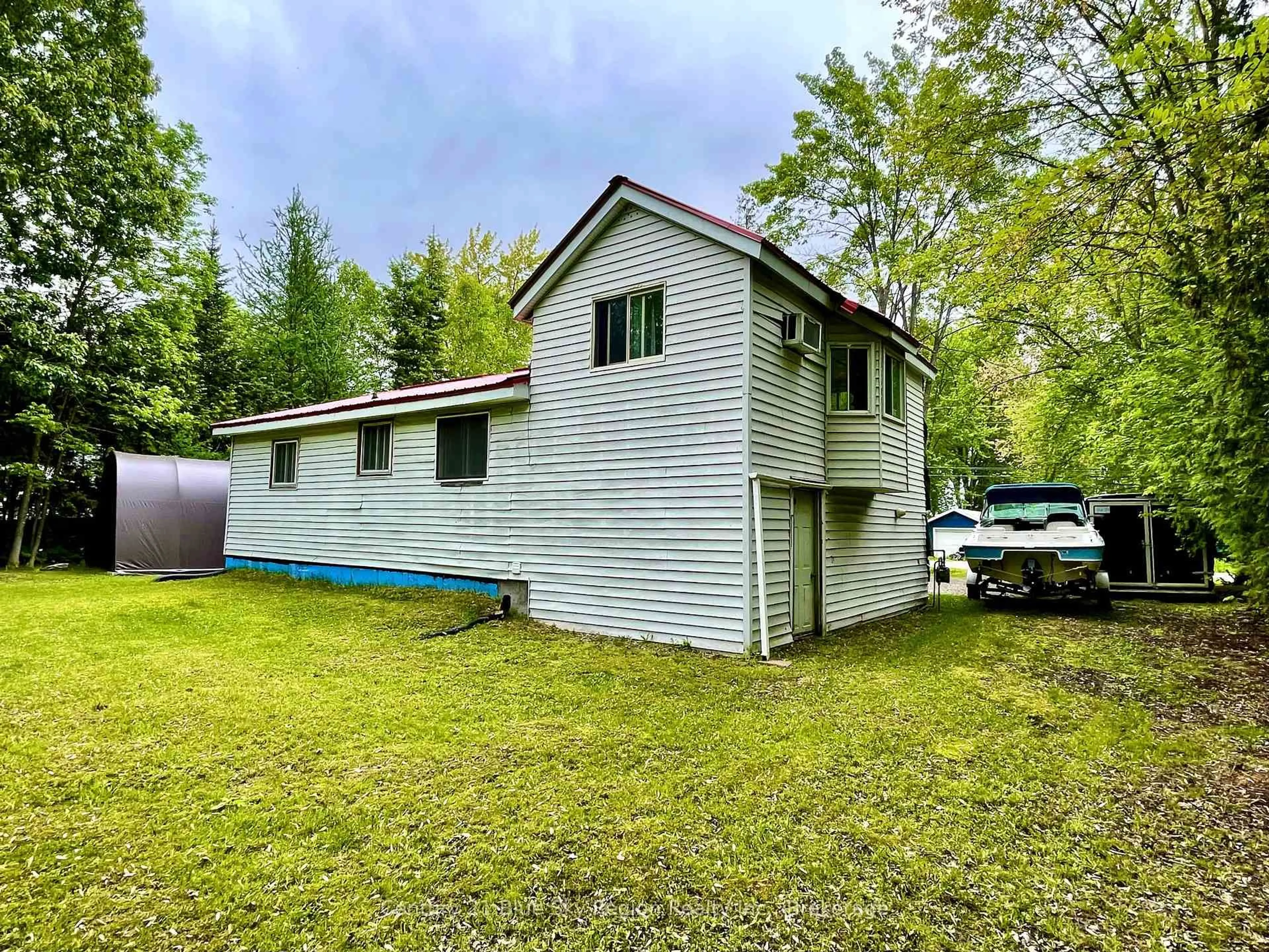 A pic from outside/outdoor area/front of a property/back of a property/a pic from drone, building for 1008 Jocko Point Rd, North Bay Ontario P1B 8G5