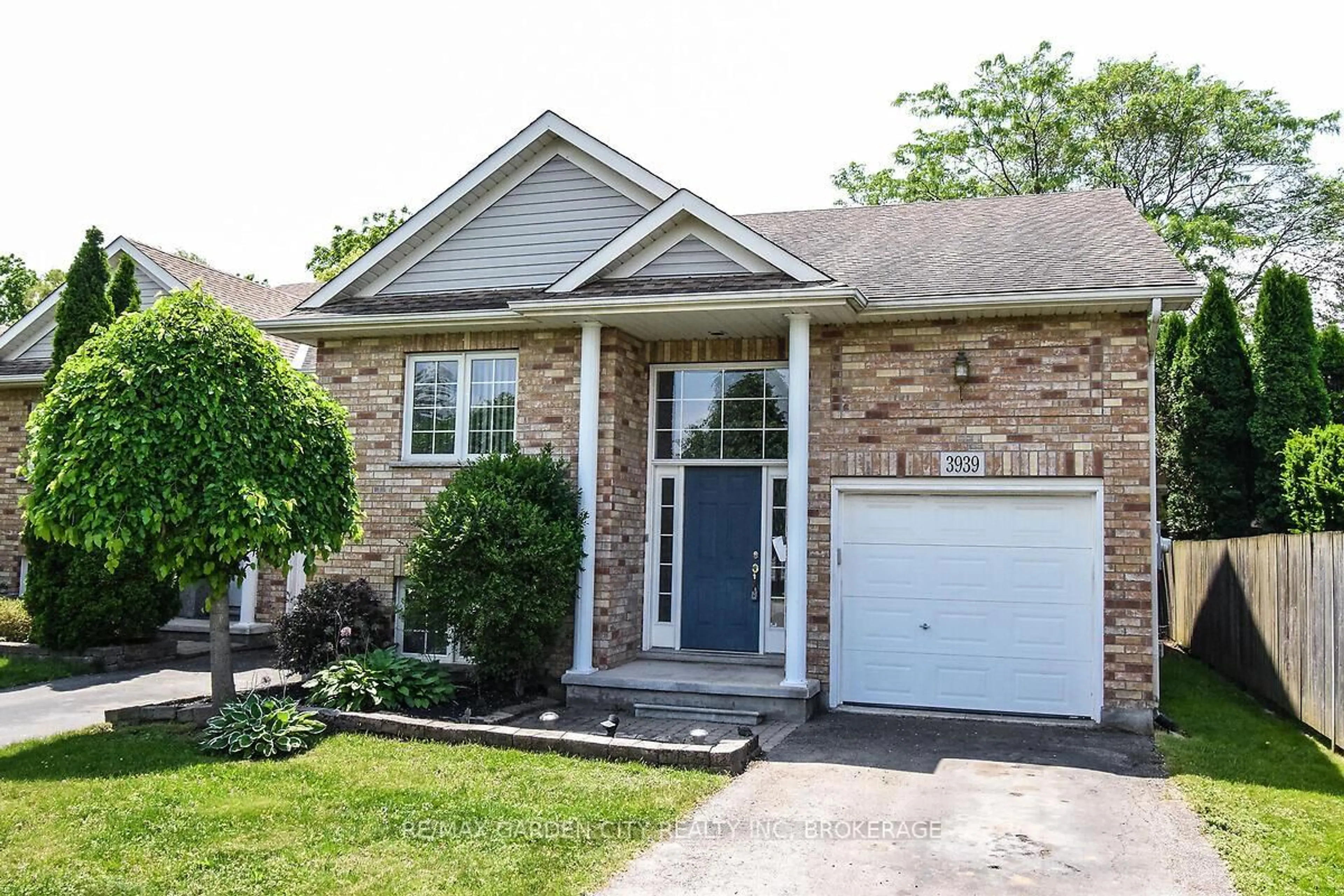 Home with brick exterior material, street for 3939 Azalea Cres, Lincoln Ontario L0R 2C0