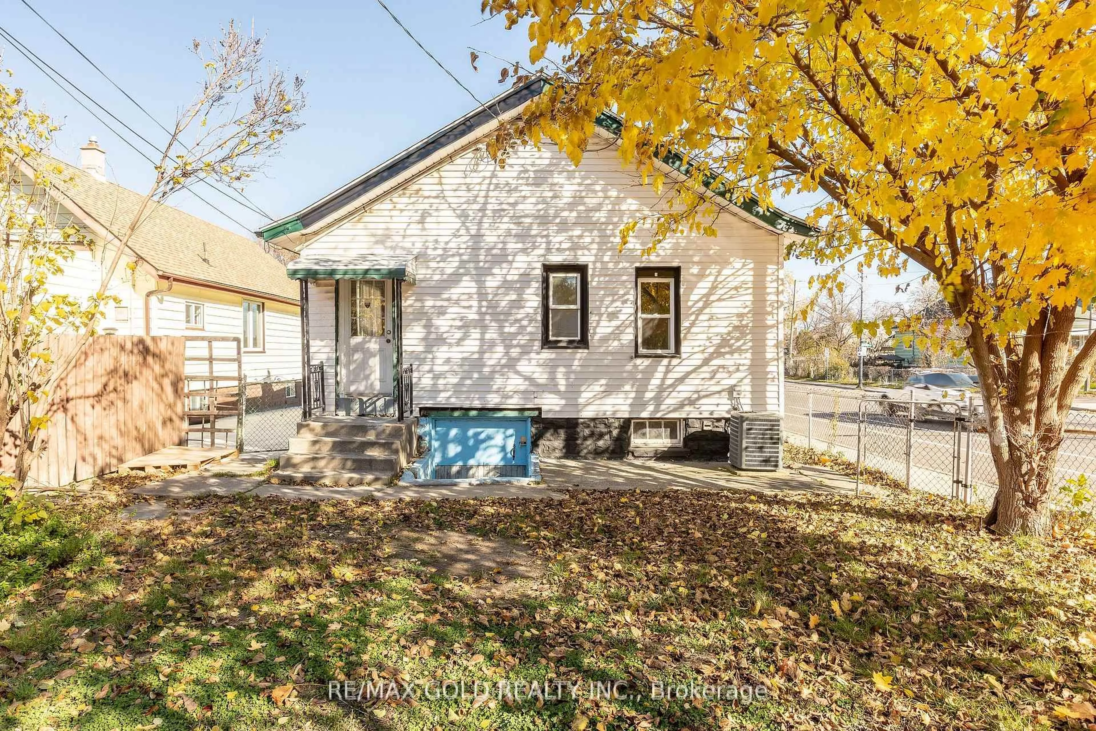 A pic from outside/outdoor area/front of a property/back of a property/a pic from drone, street for 1343 Lillian Ave, Windsor Ontario N8X 4A4