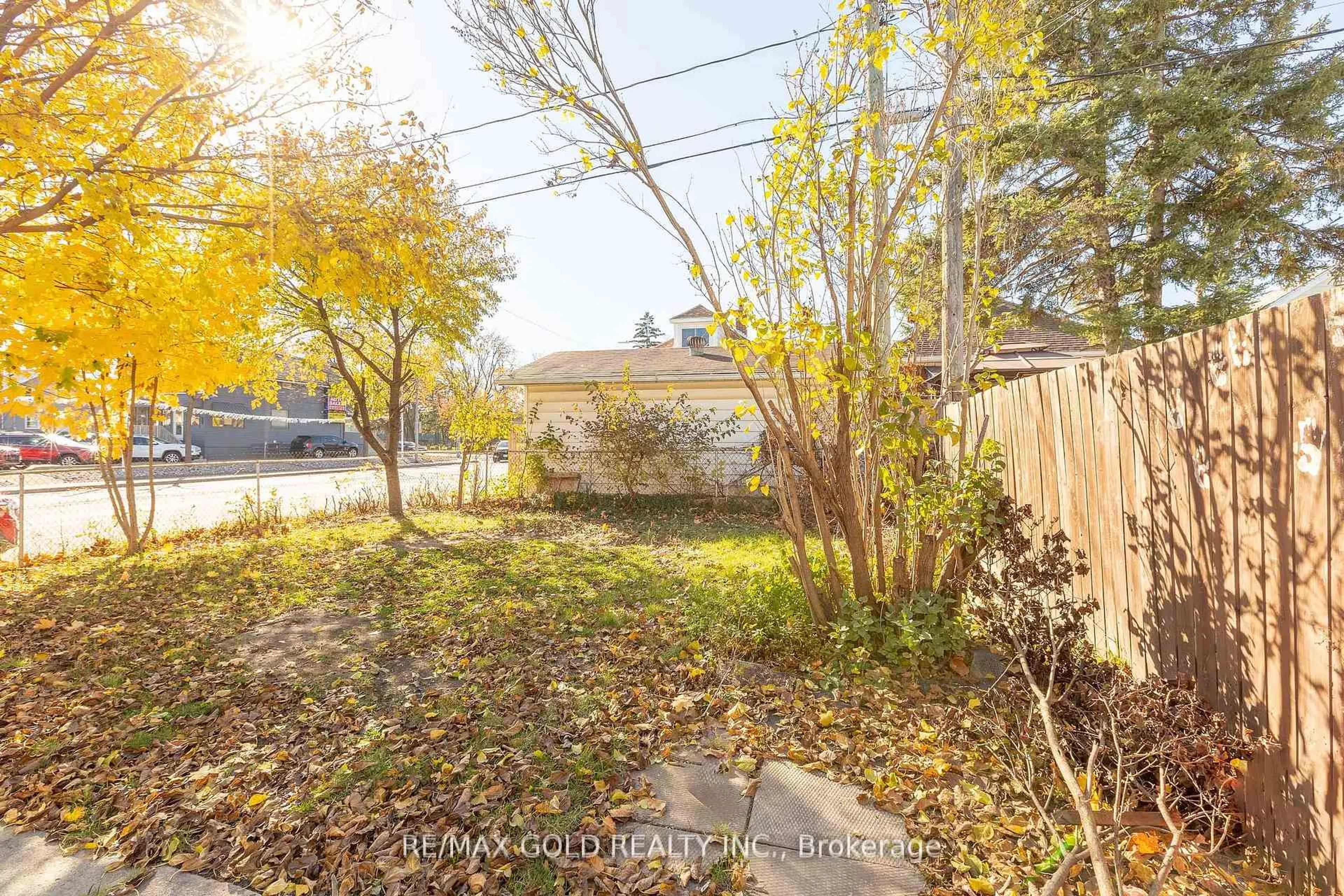 A pic from outside/outdoor area/front of a property/back of a property/a pic from drone, unknown for 1343 Lillian Ave, Windsor Ontario N8X 4A4