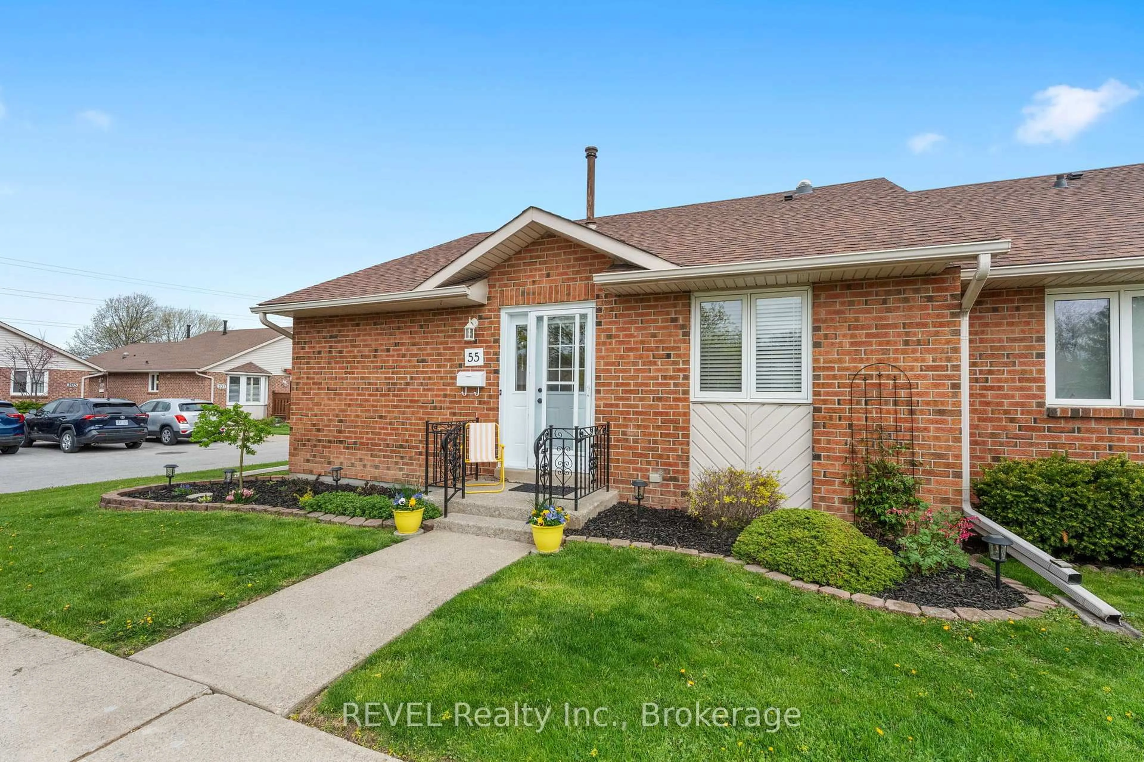Home with brick exterior material, street for 122 Bunting Rd #55, St. Catharines Ontario L2P 3X7