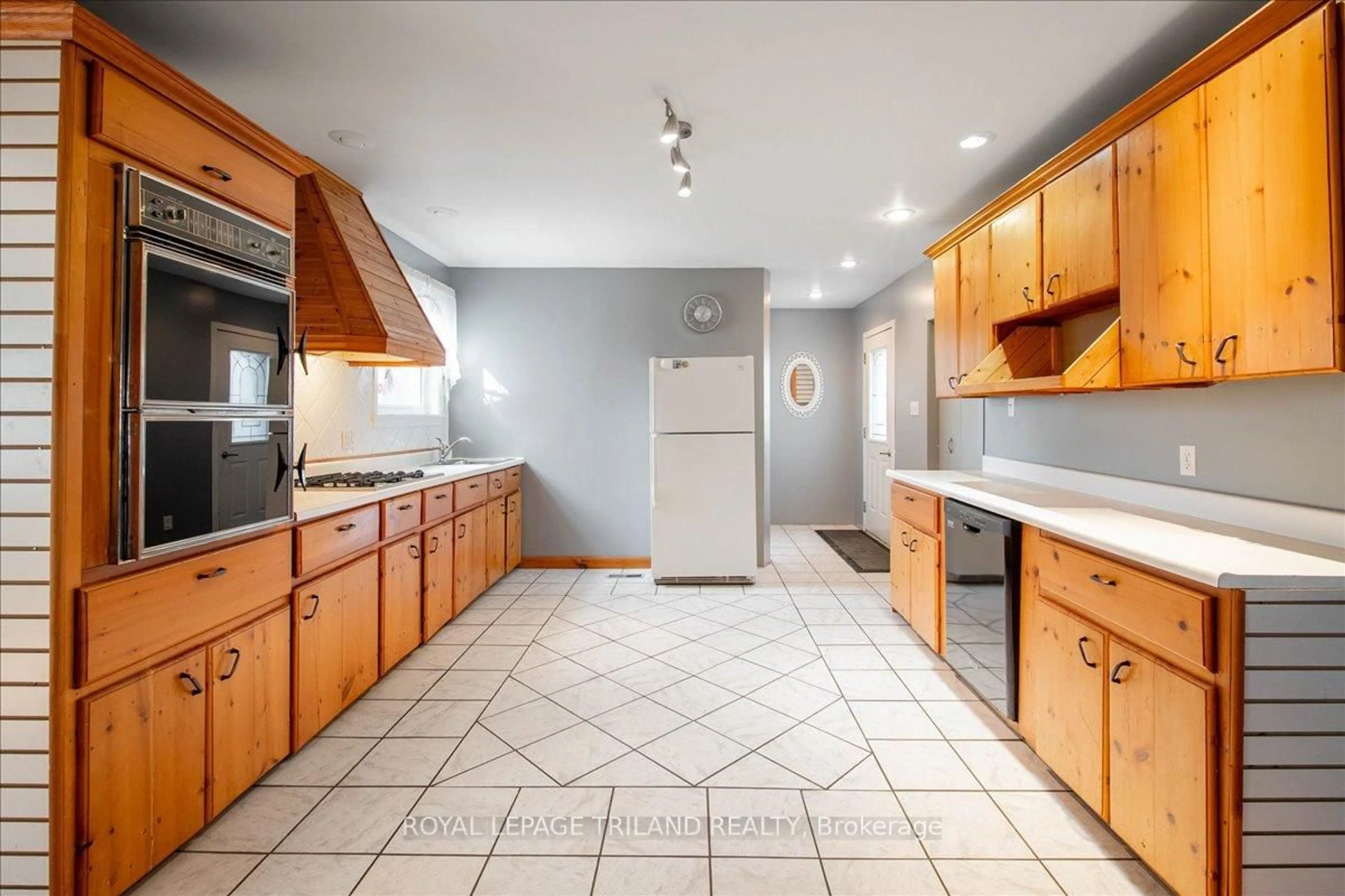 Standard kitchen, ceramic/tile floor for 258 Main St, Southwest Middlesex Ontario N0L 1M0