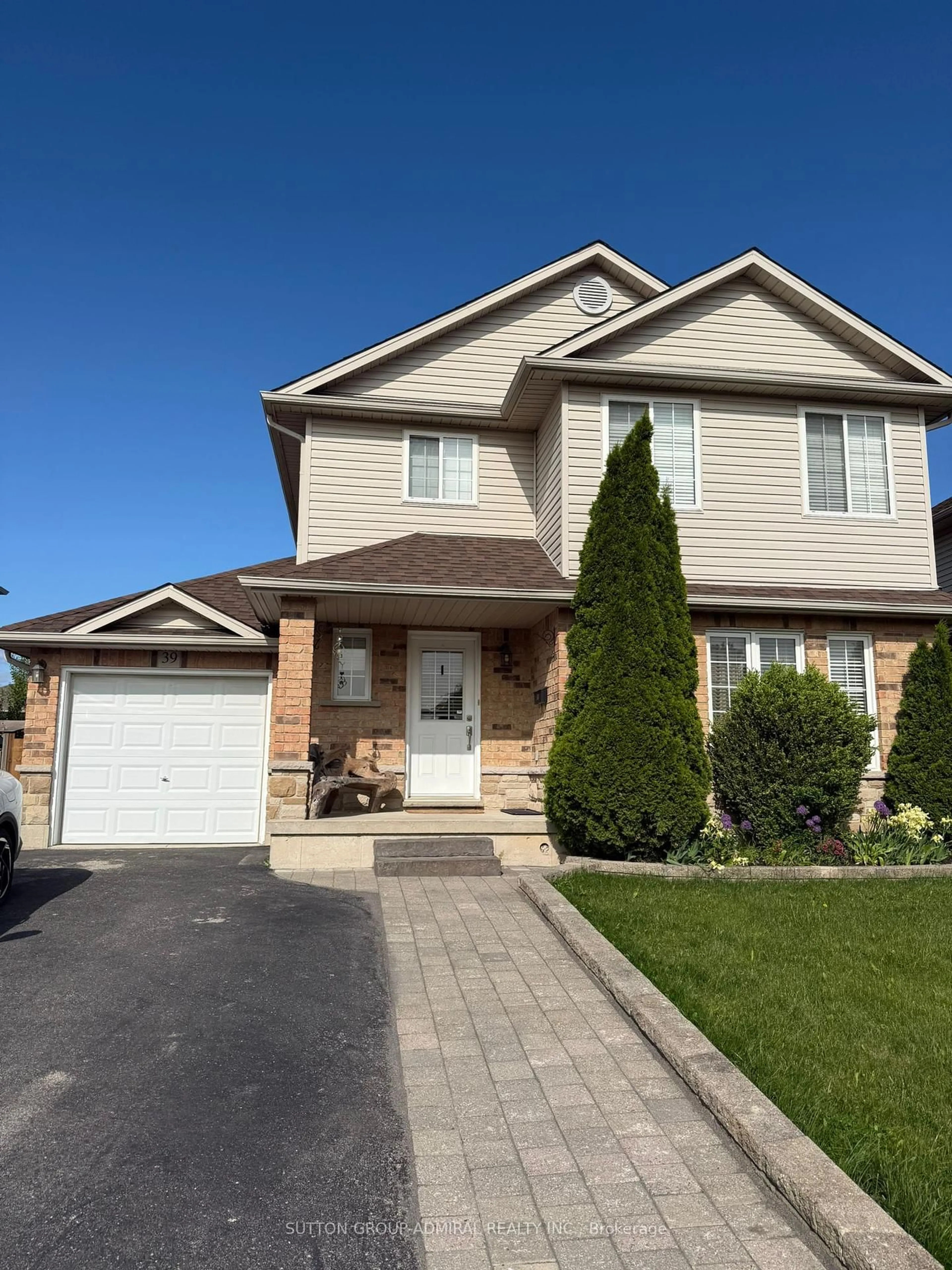 Home with vinyl exterior material, street for 39 Draper St, Brantford Ontario N3T 6R1