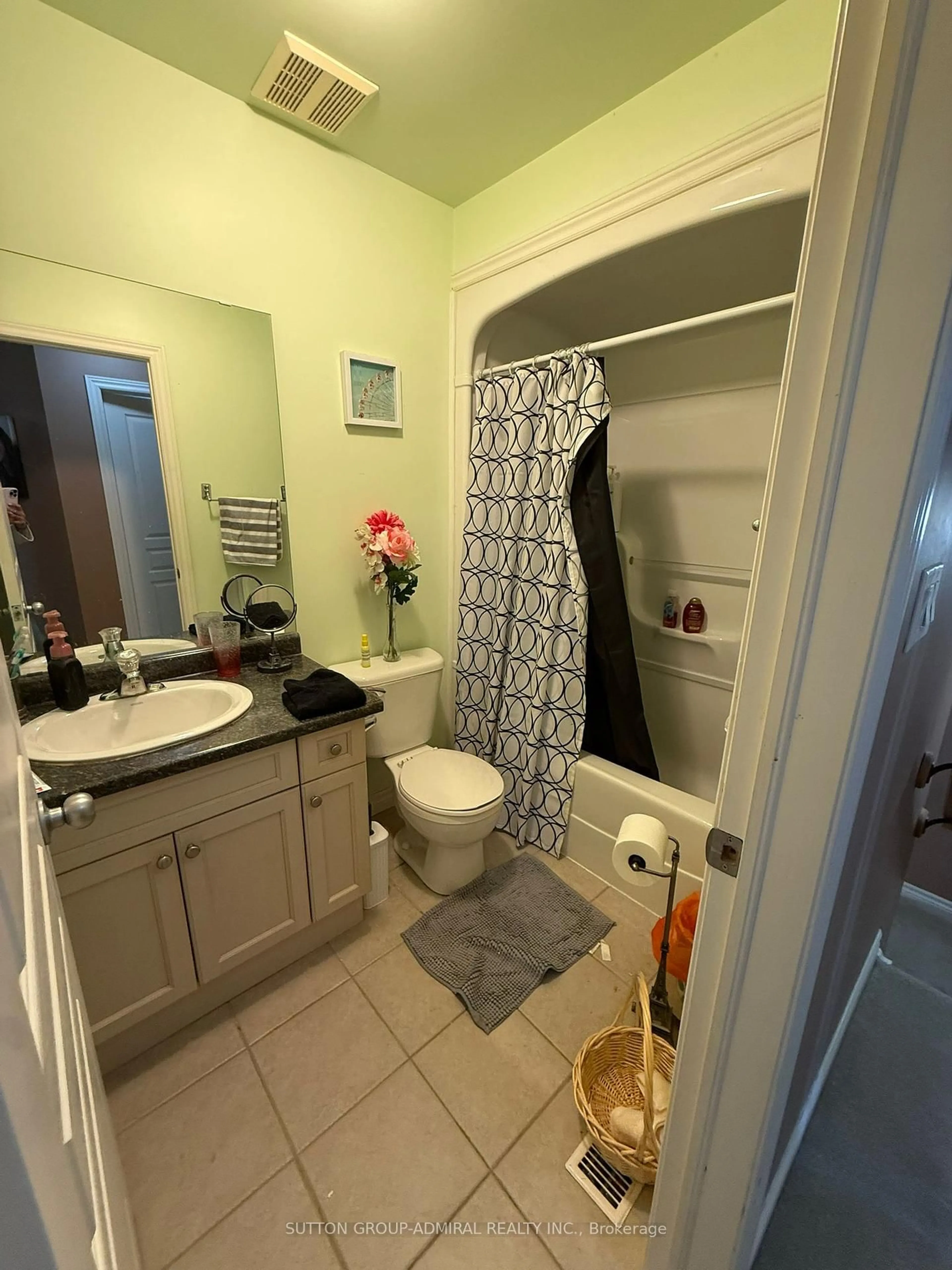 Standard bathroom, unknown for 39 Draper St, Brantford Ontario N3T 6R1