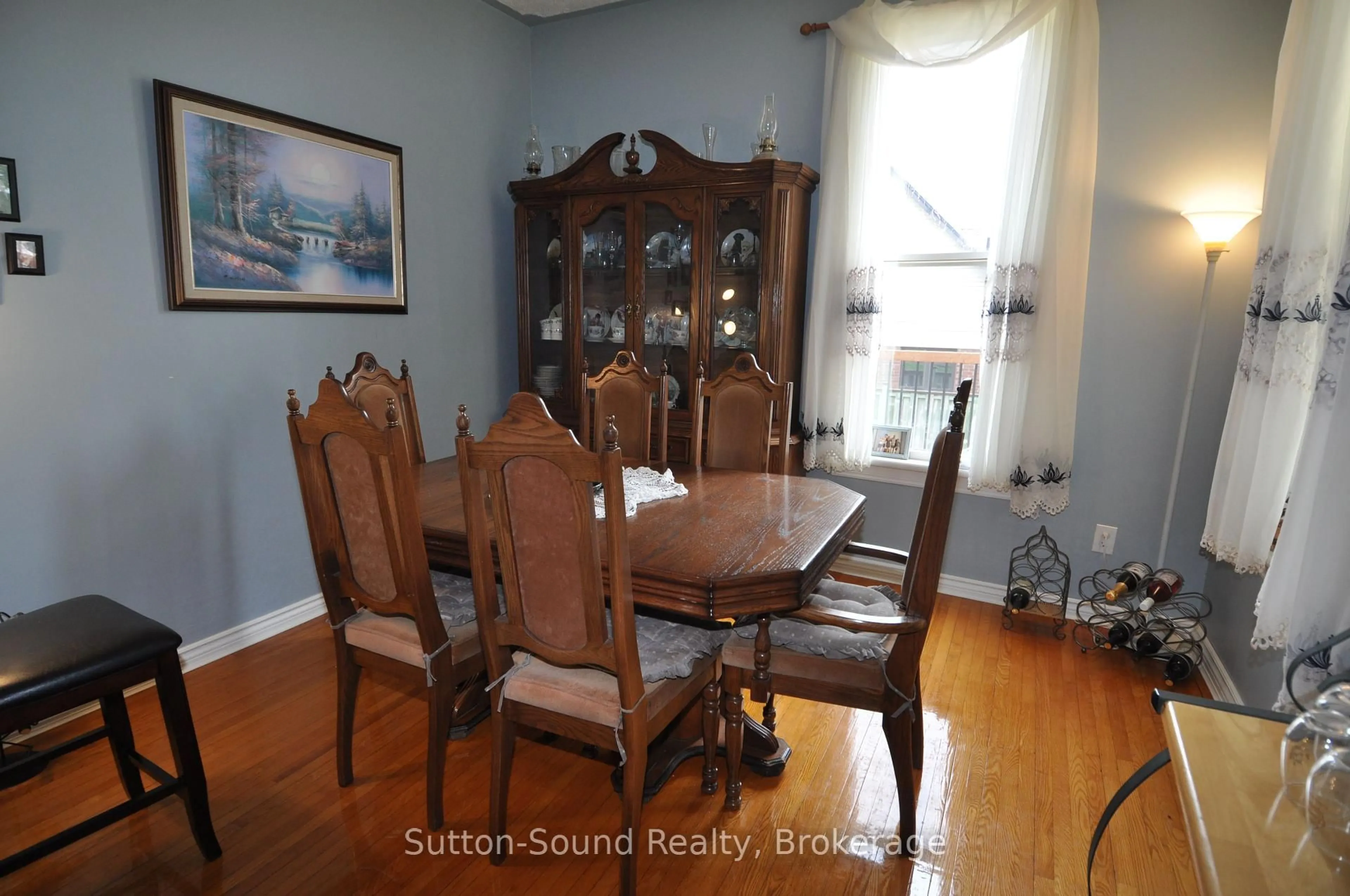 Dining room, wood/laminate floor for 77 Highway 10 Highway, Chatsworth Ontario N0H 1G0