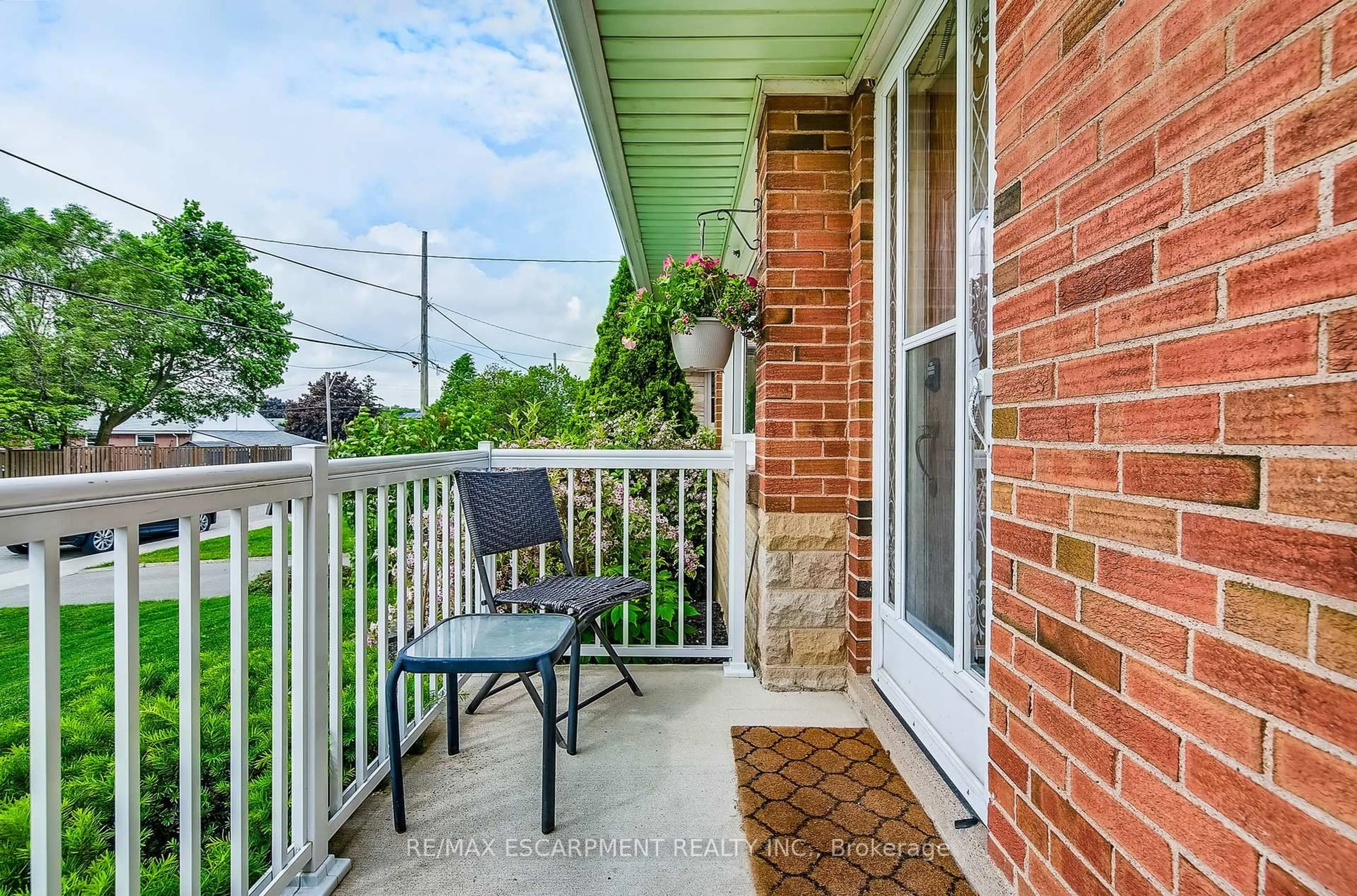 Patio, street for 379 East 18th St, Hamilton Ontario L9A 4P7