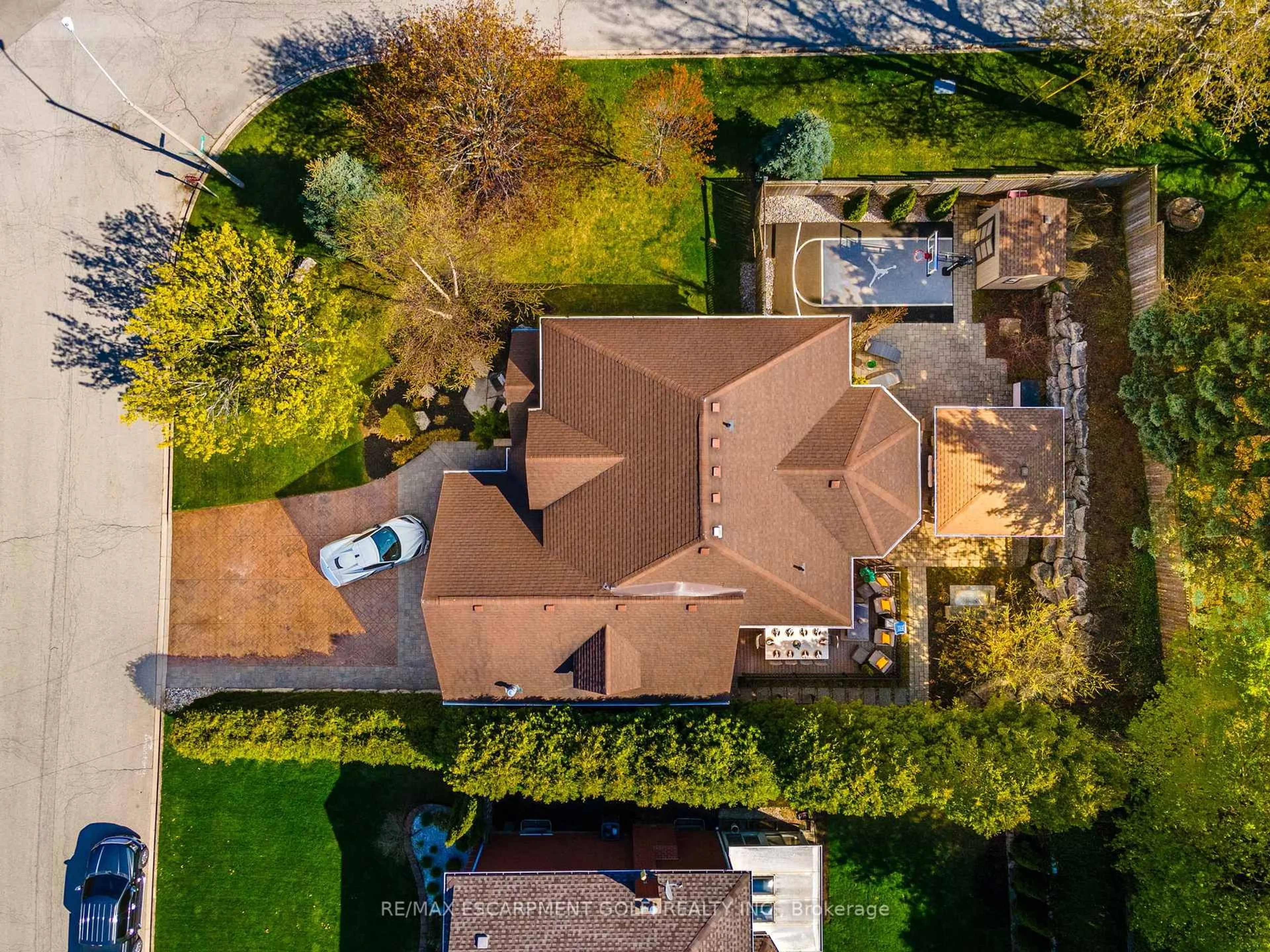 A pic from outside/outdoor area/front of a property/back of a property/a pic from drone, street for 1 Tristan Crt, Hamilton Ontario L9H 7G7