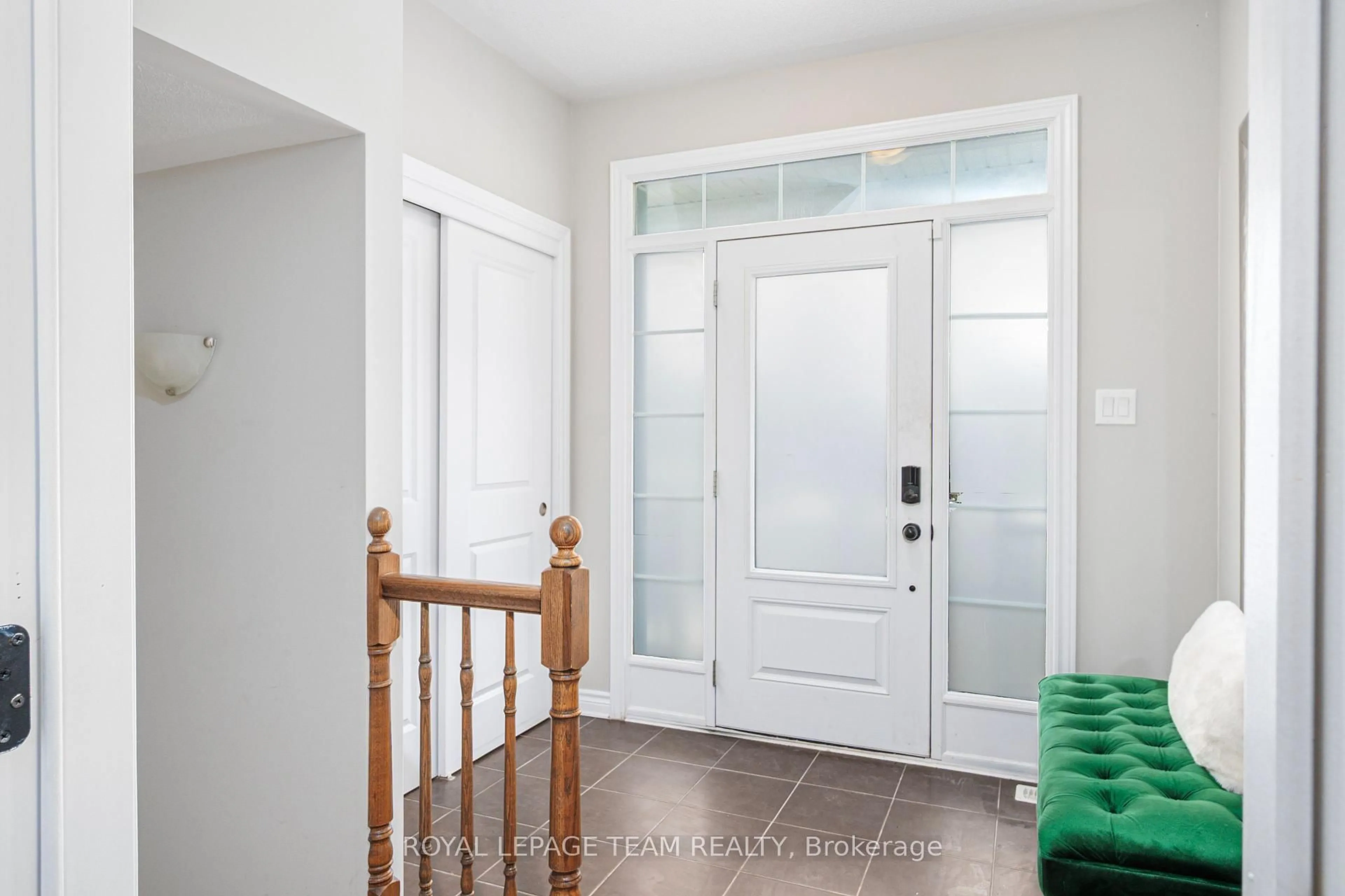 Indoor entryway for 12 Knockaderry Cres, Ottawa Ontario K2C 3H2