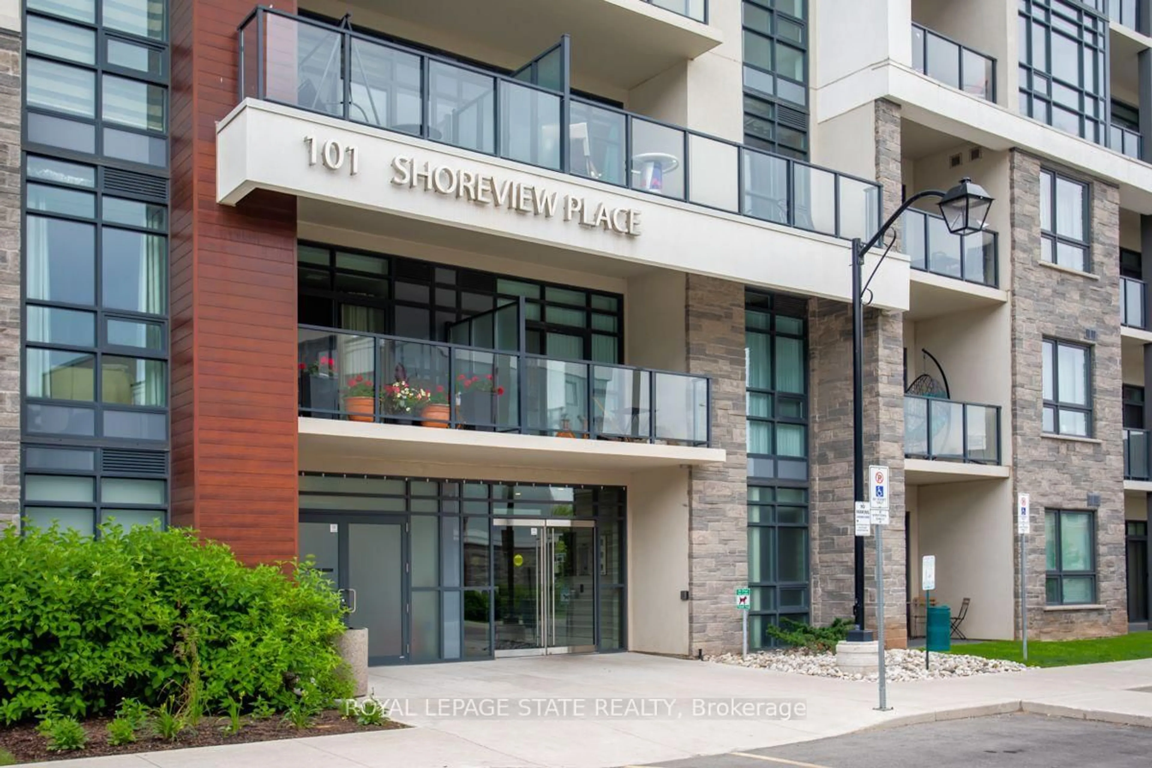 Indoor foyer for 101 Shoreview Pl #318, Hamilton Ontario L8E 6K4