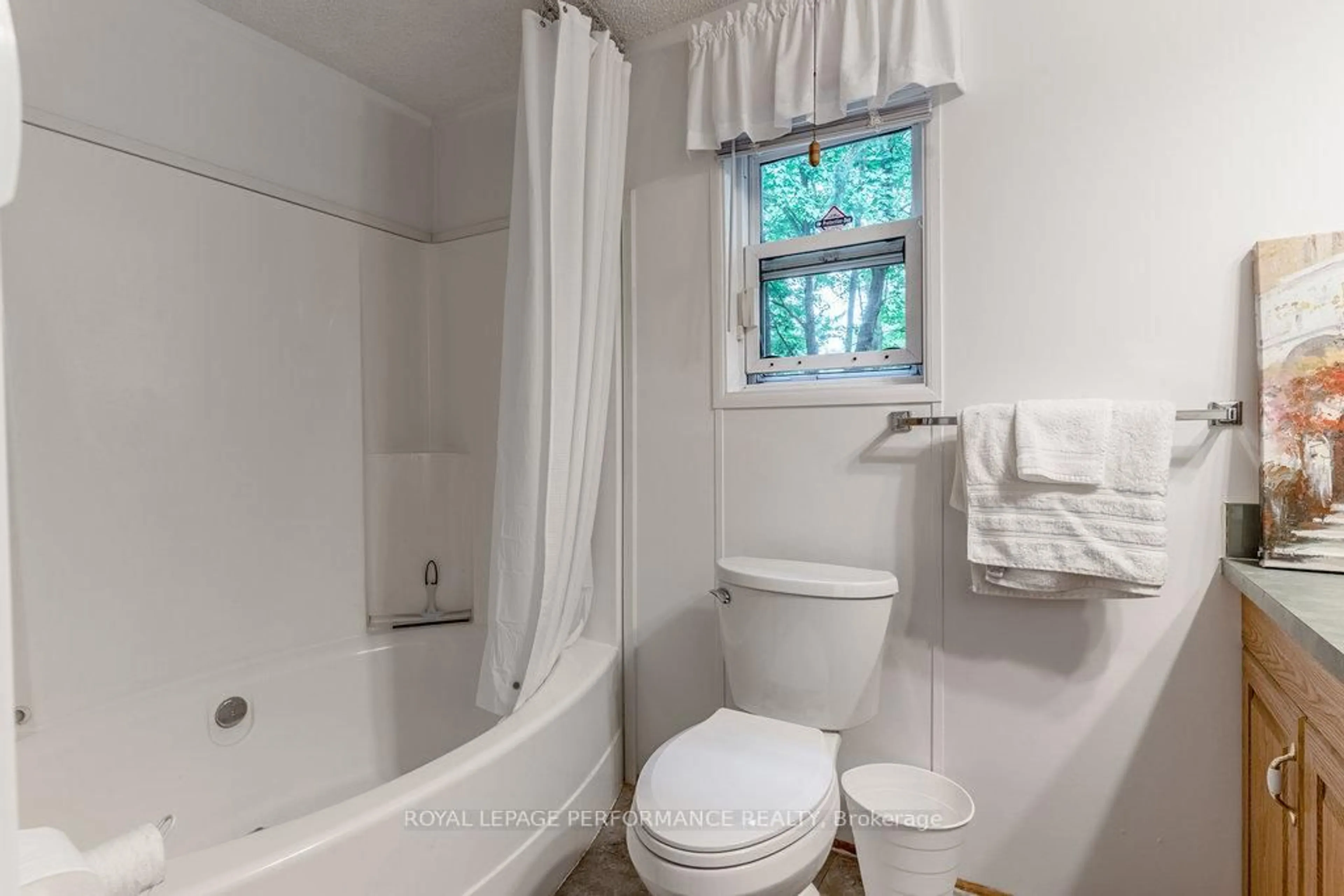 Standard bathroom, ceramic/tile floor for 1080 Teena Colleen Private, Greely Ontario K4P 1C6