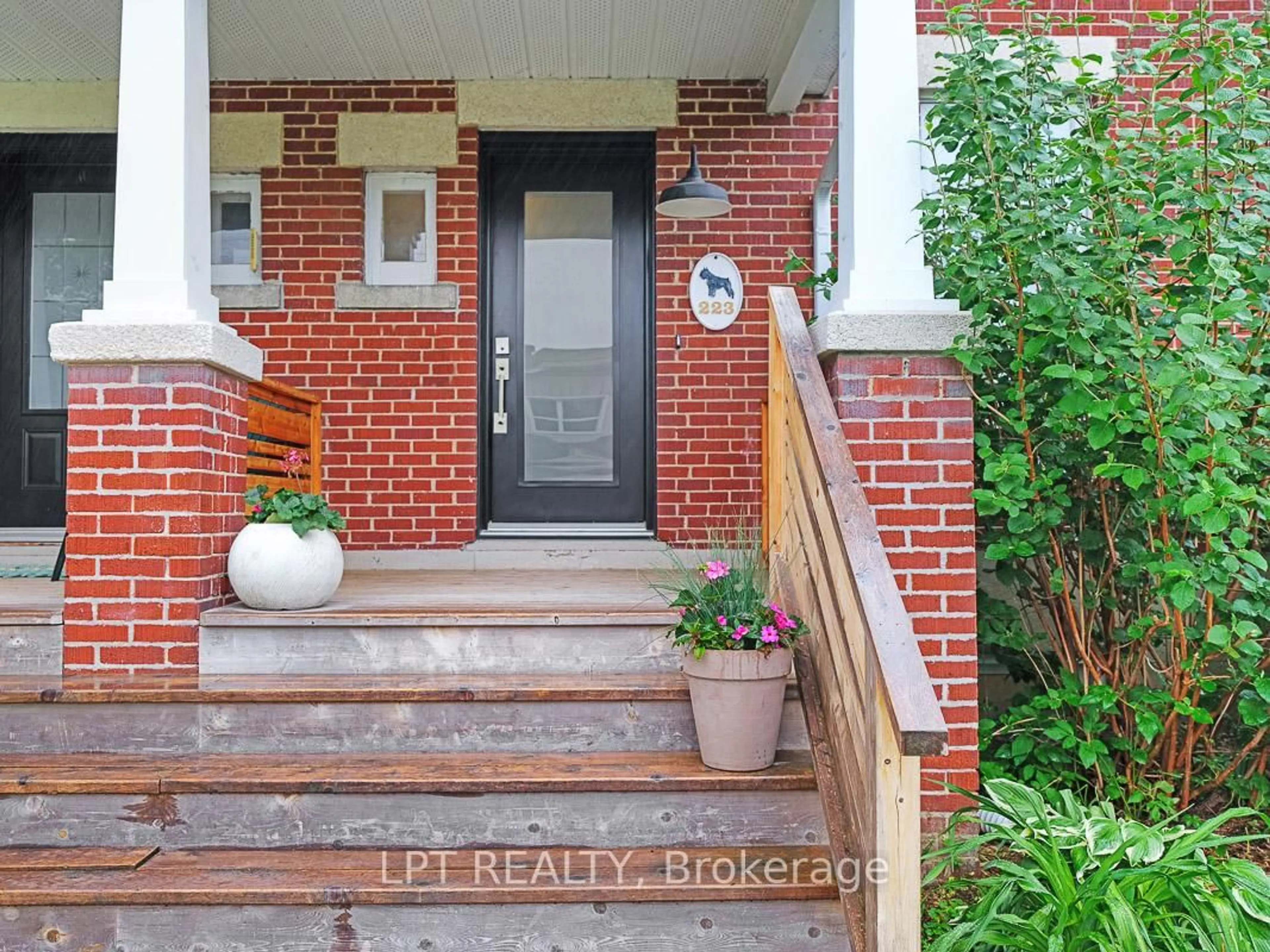 Indoor entryway for 223 Cowley Ave, Ottawa Ontario K1Y 0G8