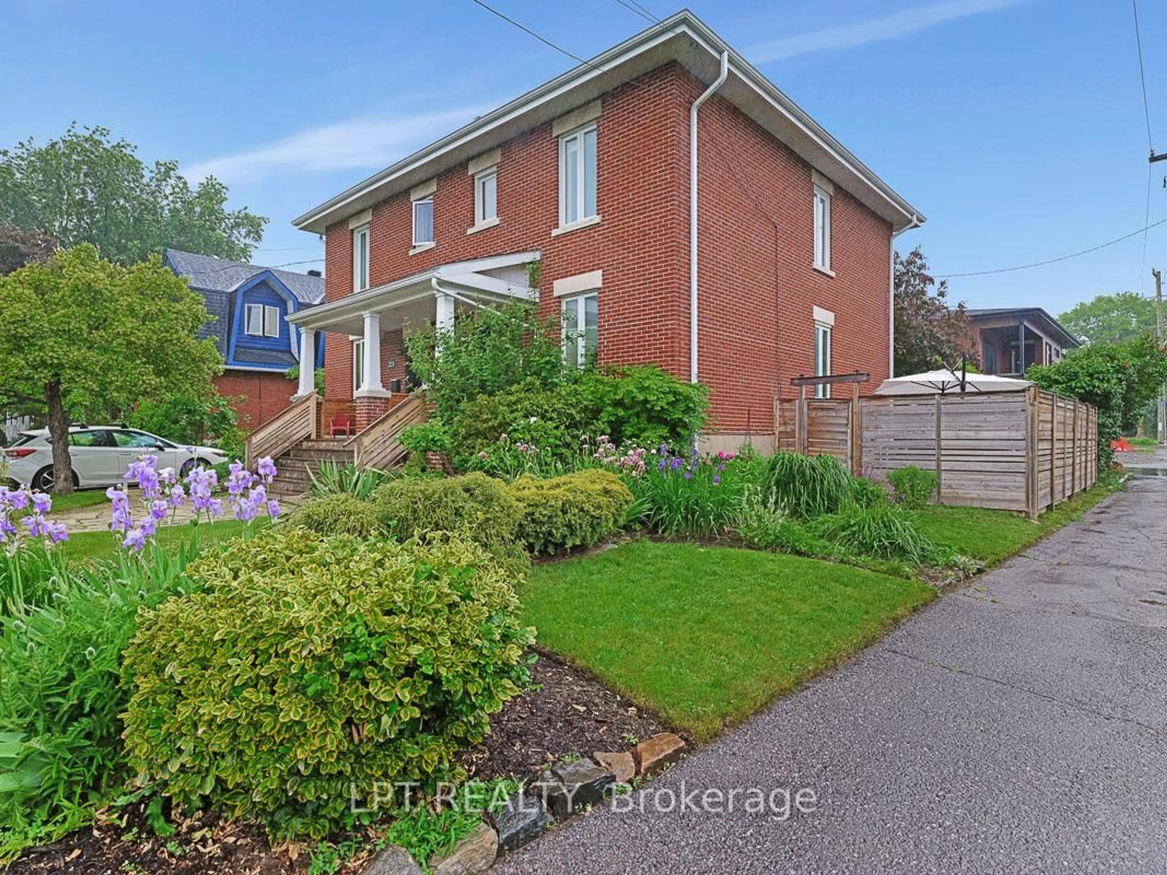 A pic from outside/outdoor area/front of a property/back of a property/a pic from drone, street for 223 Cowley Ave, Ottawa Ontario K1Y 0G8