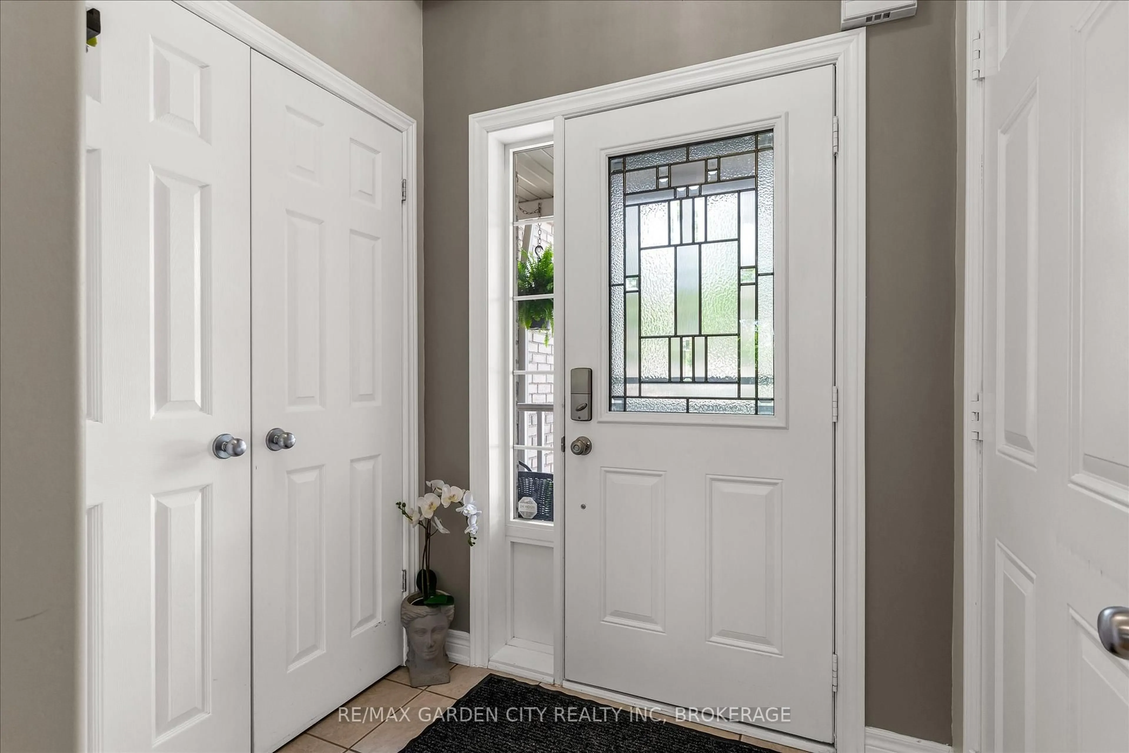 Indoor entryway for 12 CHLOE St, St. Catharines Ontario L2P 0A6