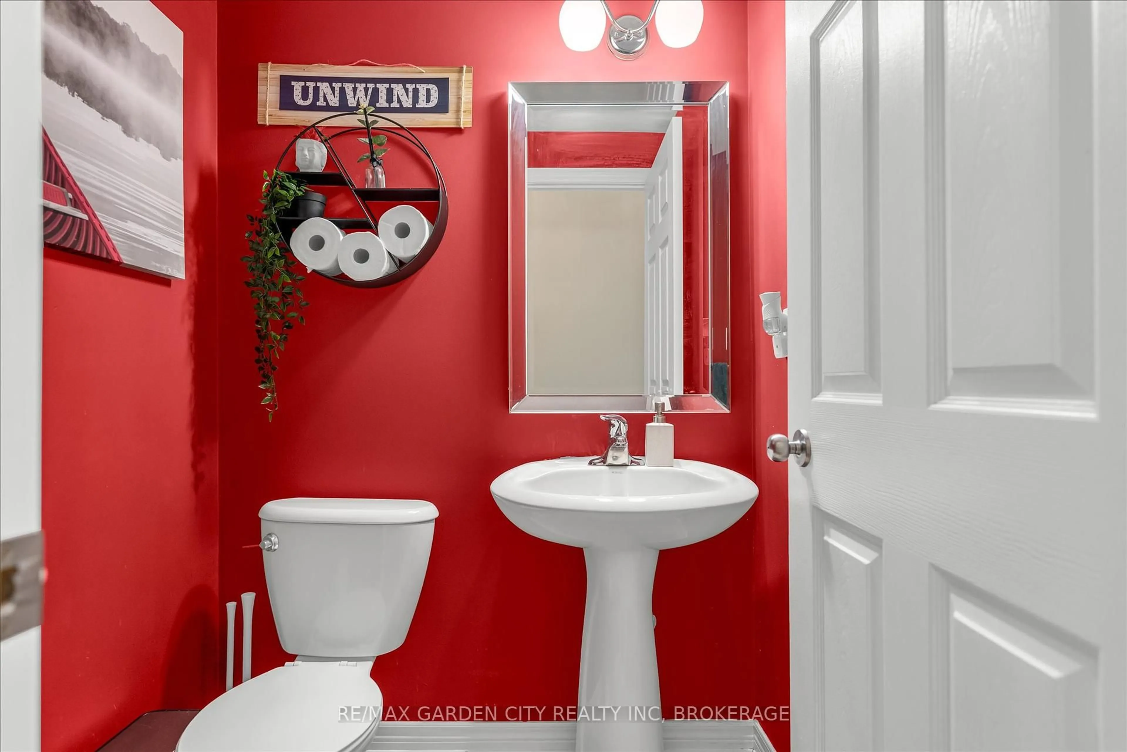 Standard bathroom, ceramic/tile floor for 12 CHLOE St, St. Catharines Ontario L2P 0A6