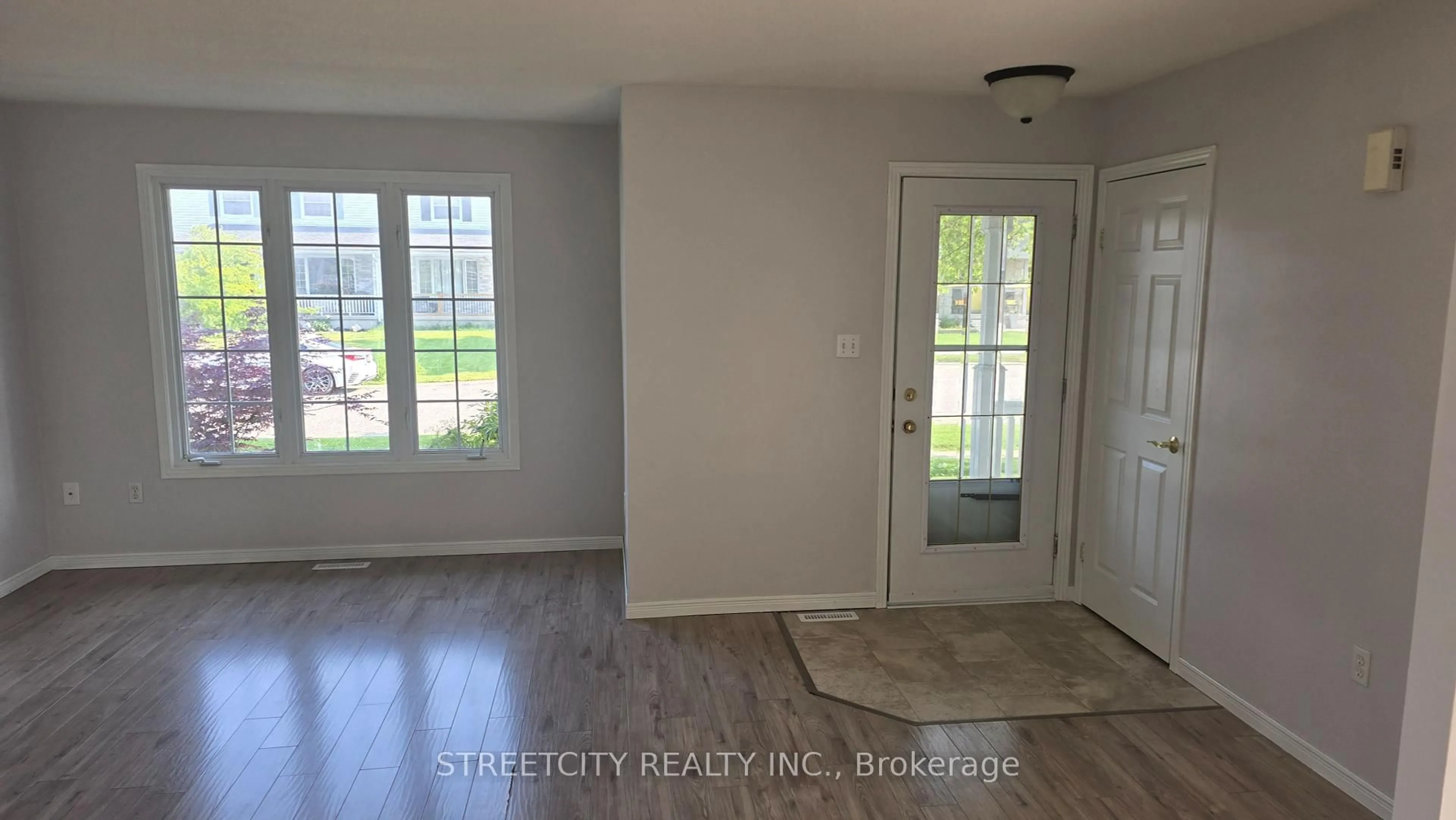 Indoor entryway for 18 Rodney Cres, St. Thomas Ontario N5R 6E1
