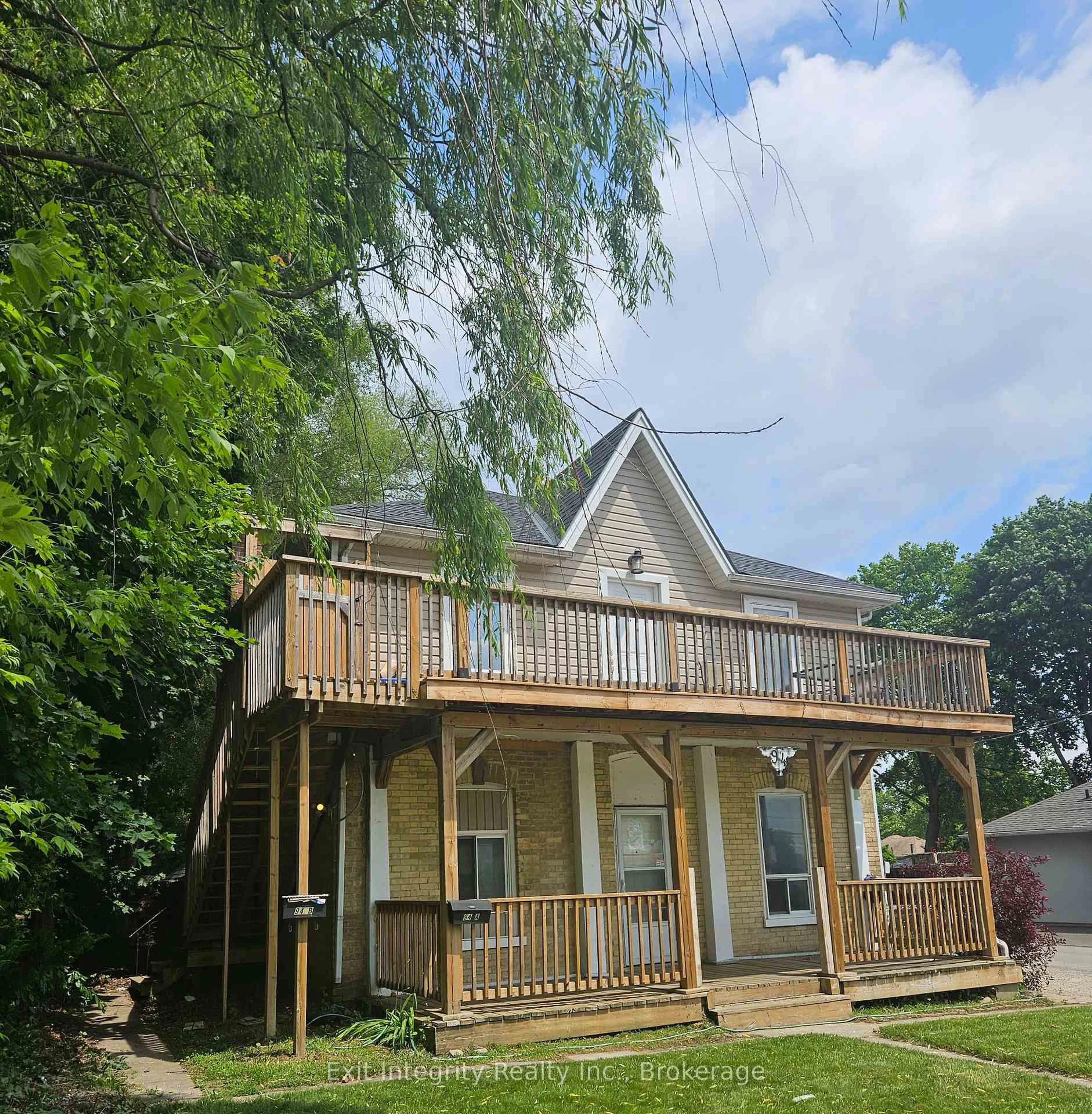 A pic from outside/outdoor area/front of a property/back of a property/a pic from drone, building for 94 Cedar St, Cambridge Ontario N1S 1V9