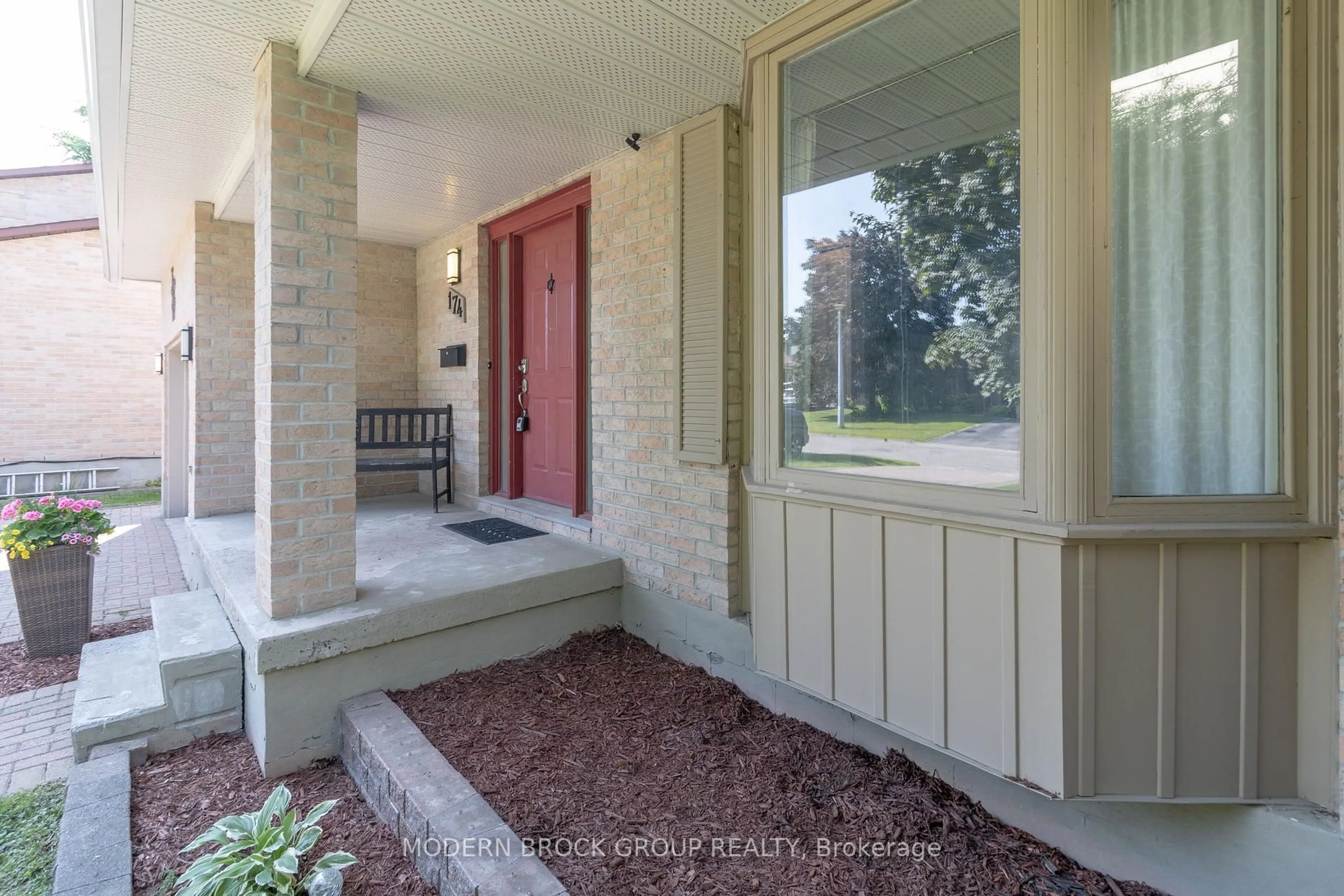 Indoor entryway for 174 Row Pl, Brockville Ontario K6V 6V2