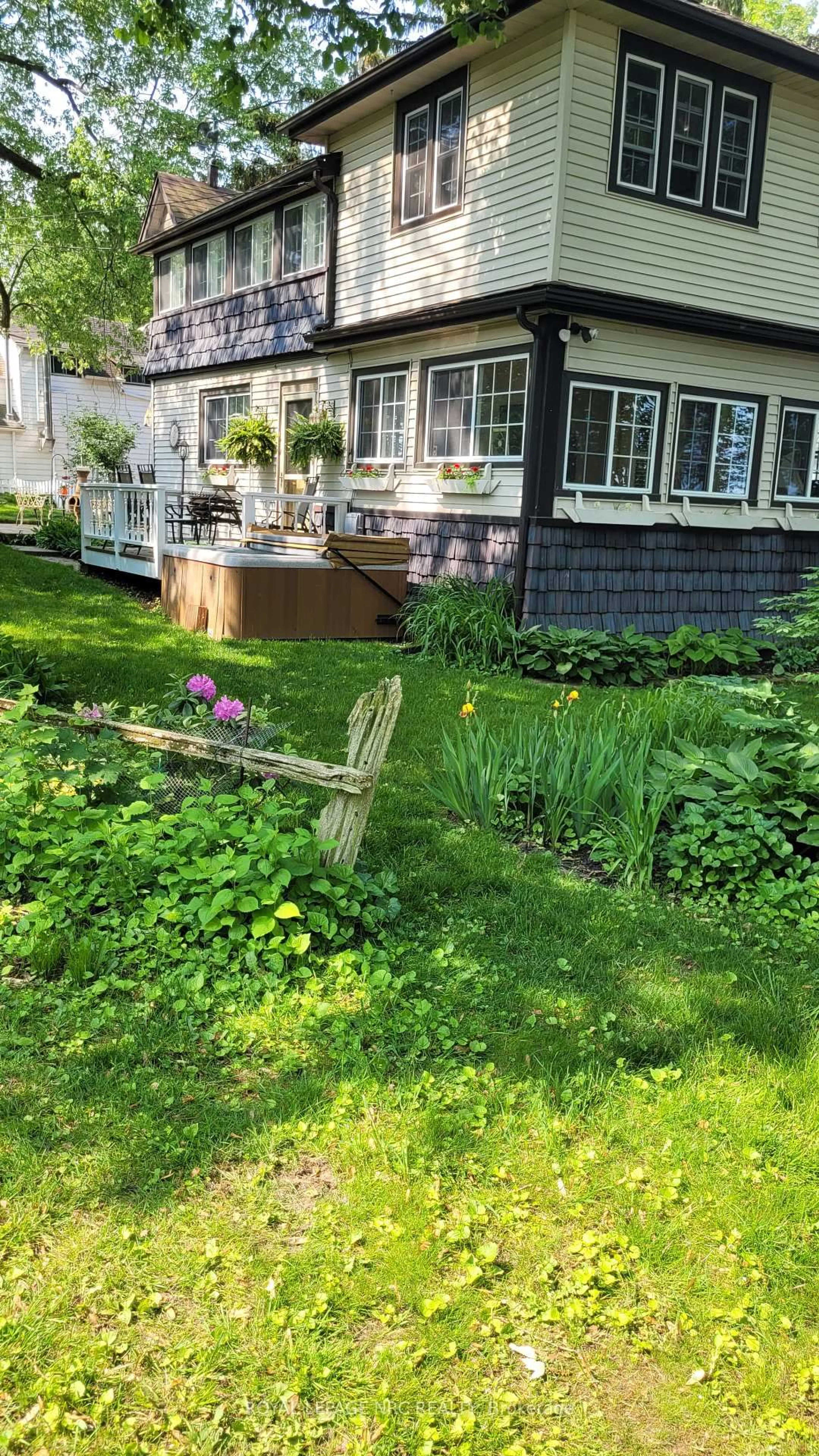 Patio, street for 31 Victoria Terr, Grimsby Ontario L3M 2E6