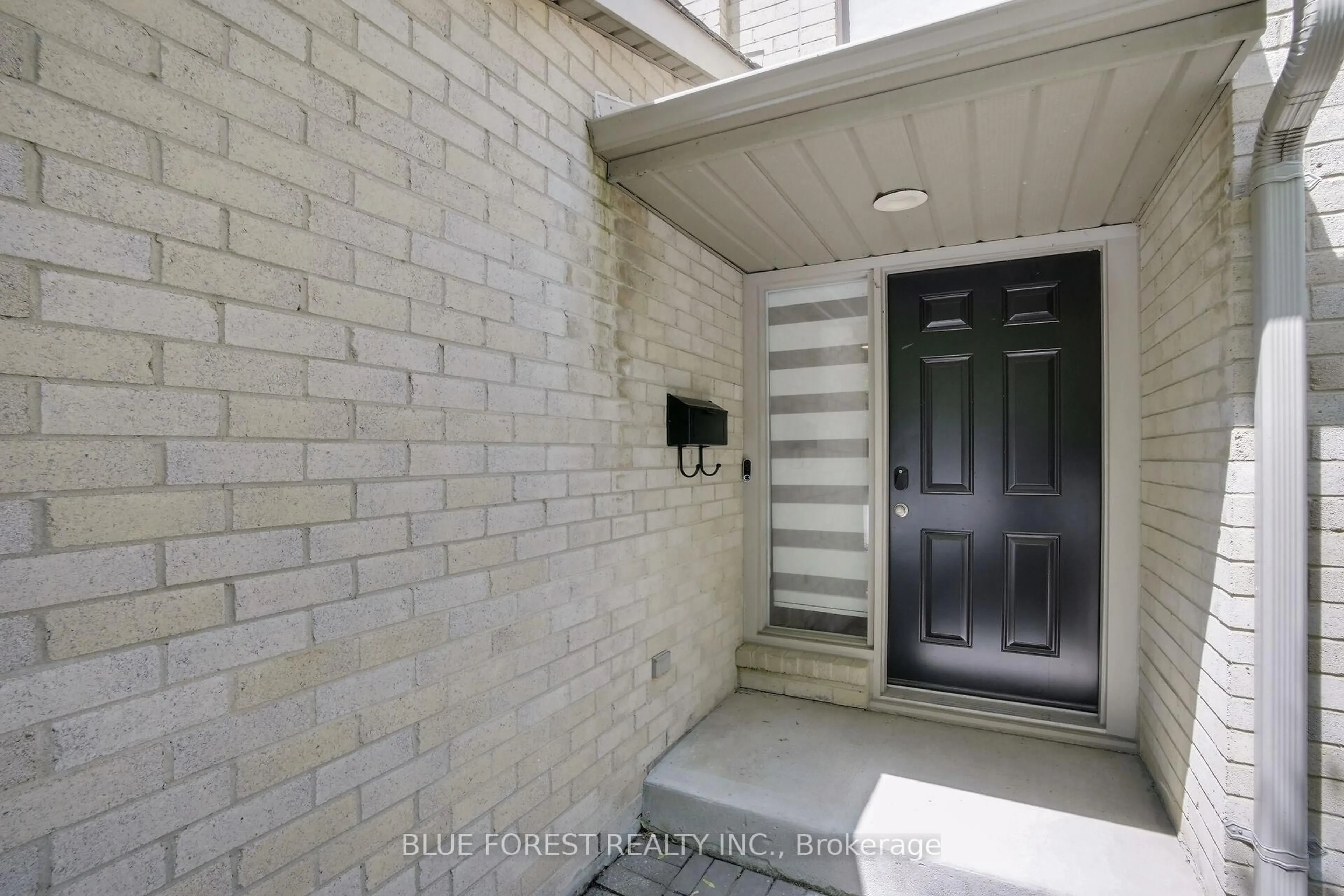 Indoor entryway for 1399 Commissioners Rd #30, London South Ontario N6K 4G9