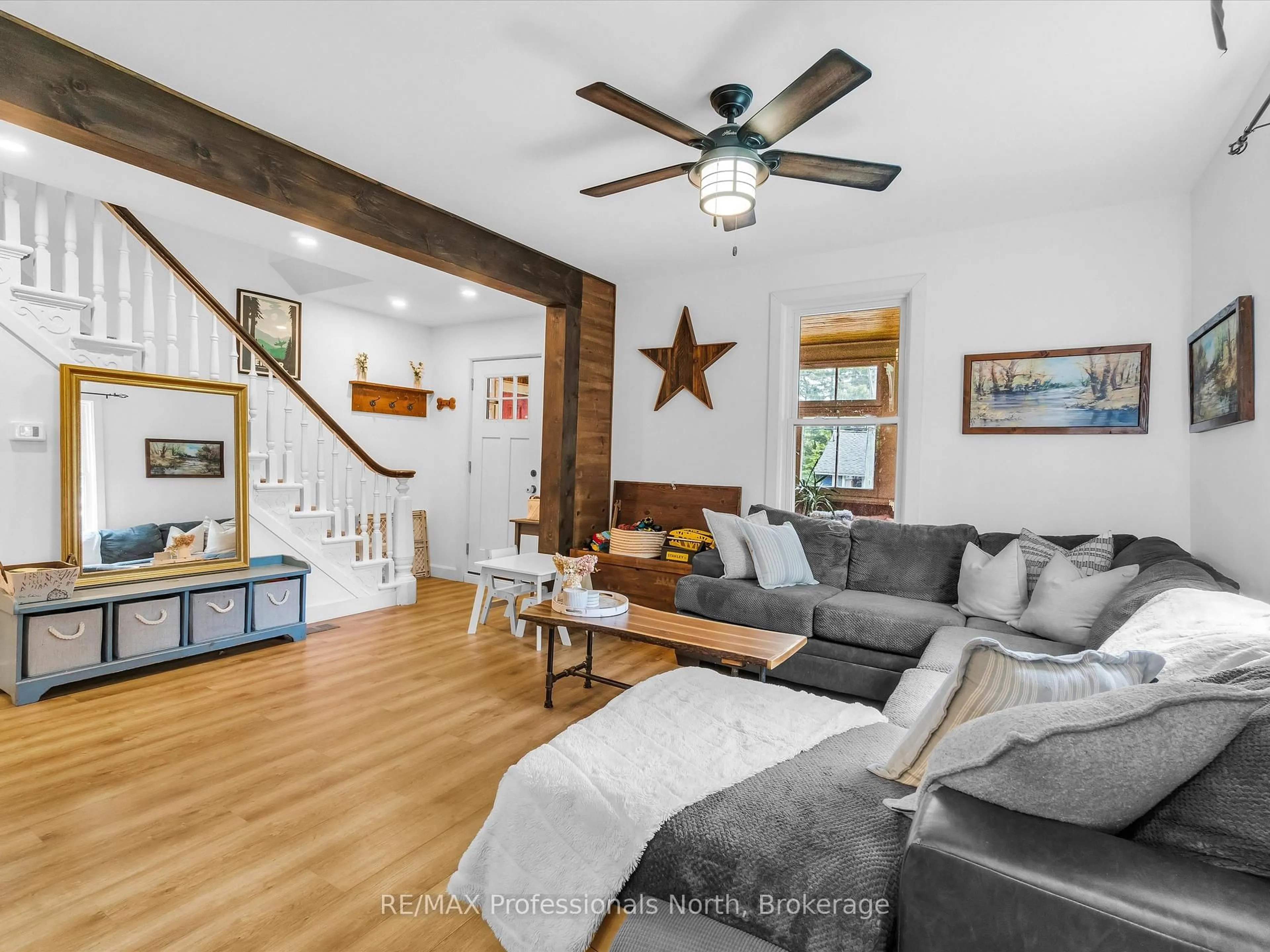Living room with furniture, wood/laminate floor for 67 Ontario St, Bracebridge Ontario P1L 2A3