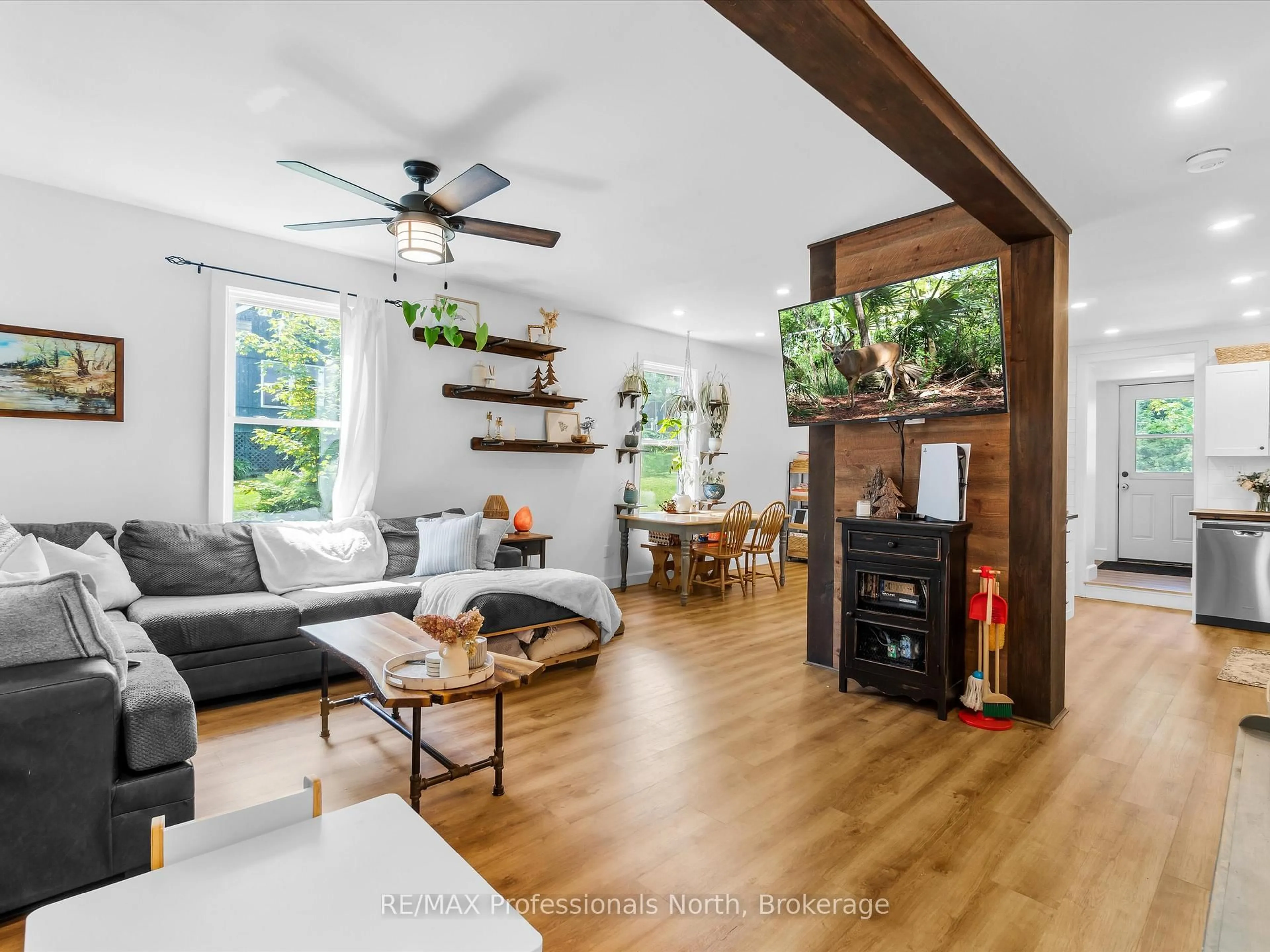 Living room with furniture, wood/laminate floor for 67 Ontario St, Bracebridge Ontario P1L 2A3