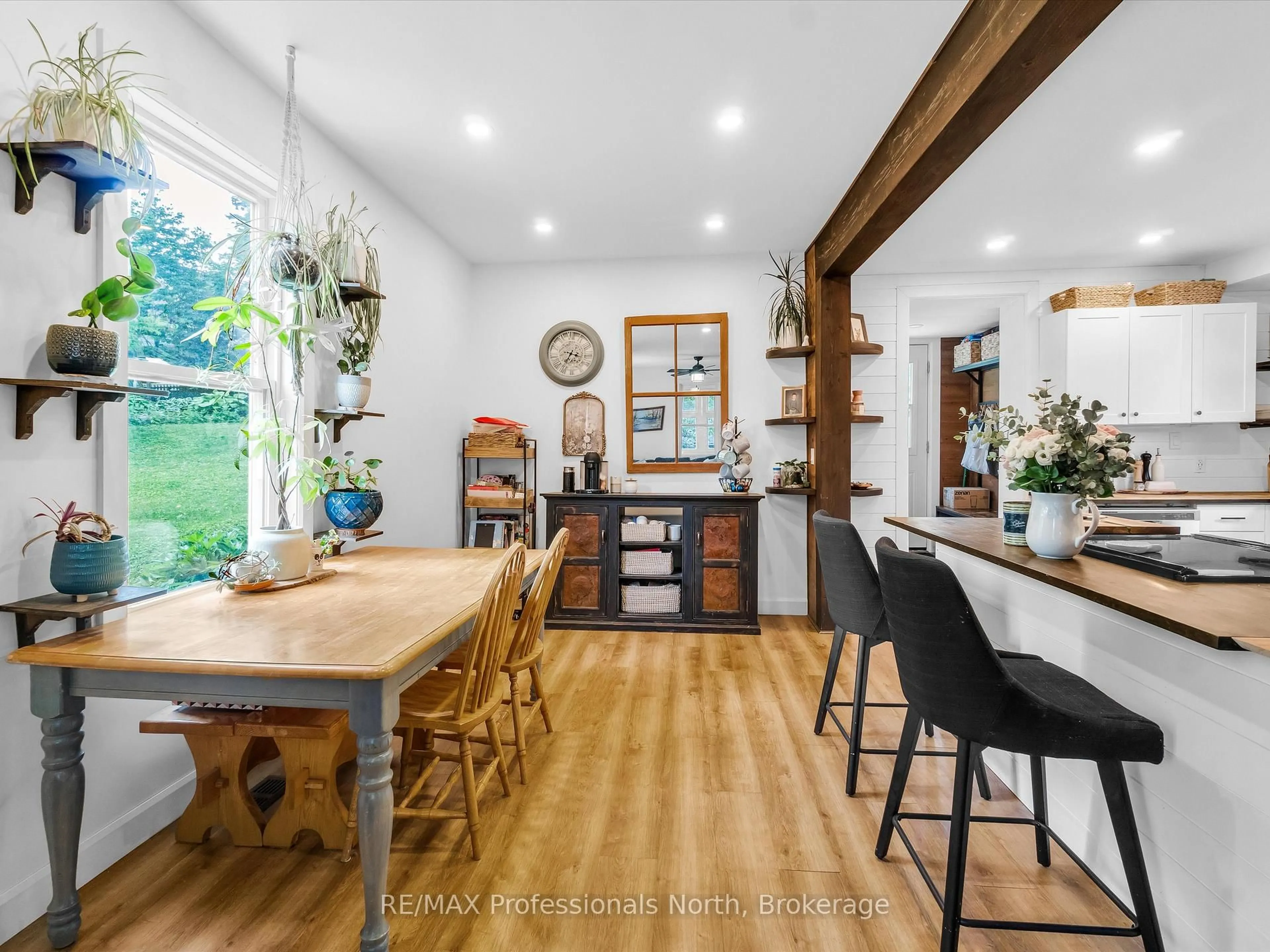 Open concept kitchen, wood/laminate floor for 67 Ontario St, Bracebridge Ontario P1L 2A3