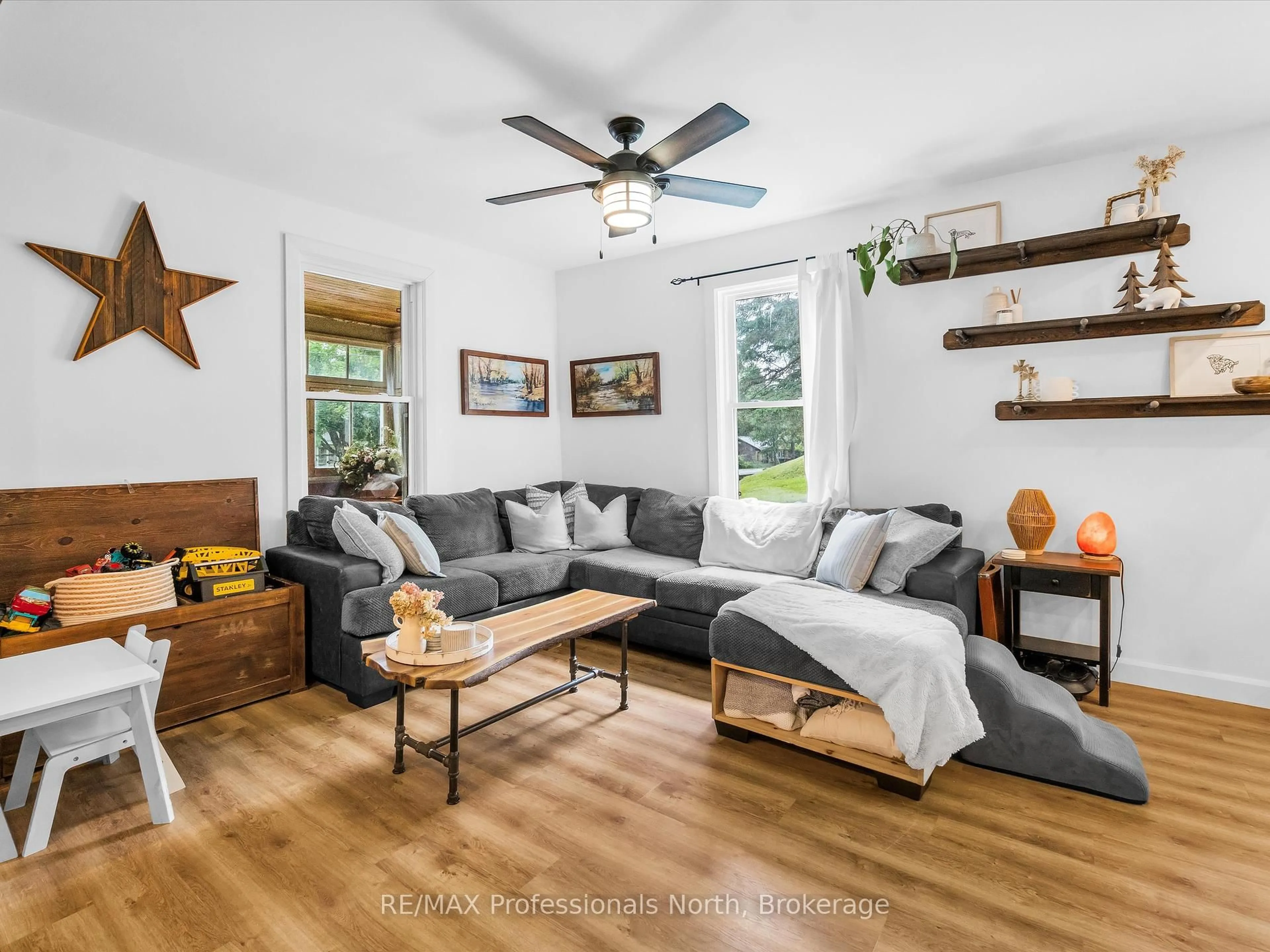 Living room with furniture, wood/laminate floor for 67 Ontario St, Bracebridge Ontario P1L 2A3