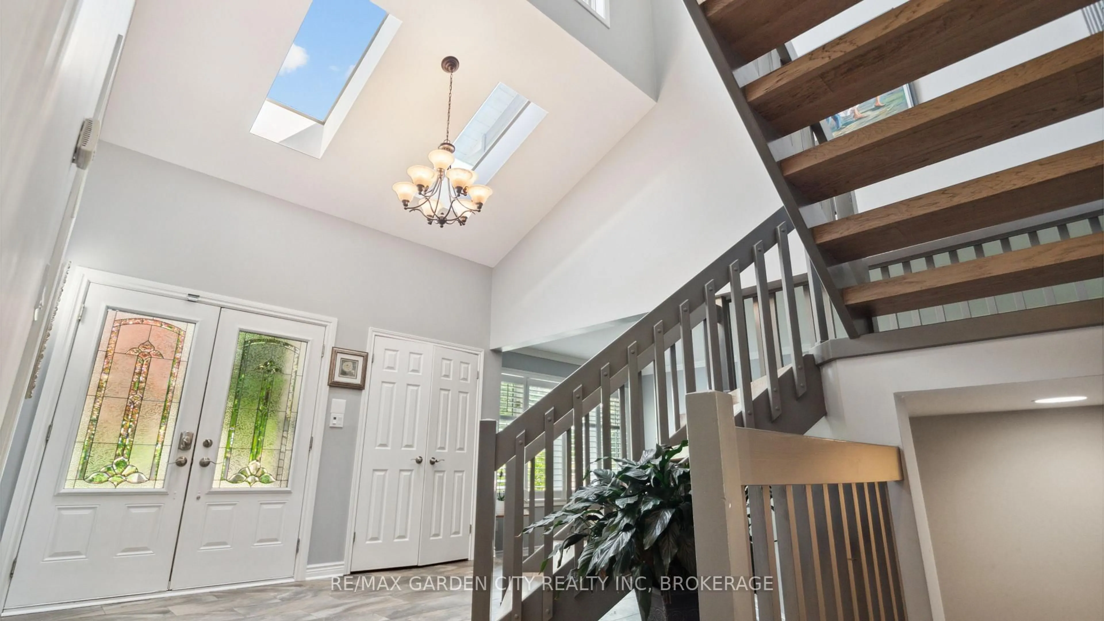 Indoor foyer for 6276 Moretta Dr, Niagara Falls Ontario L2J 4H4