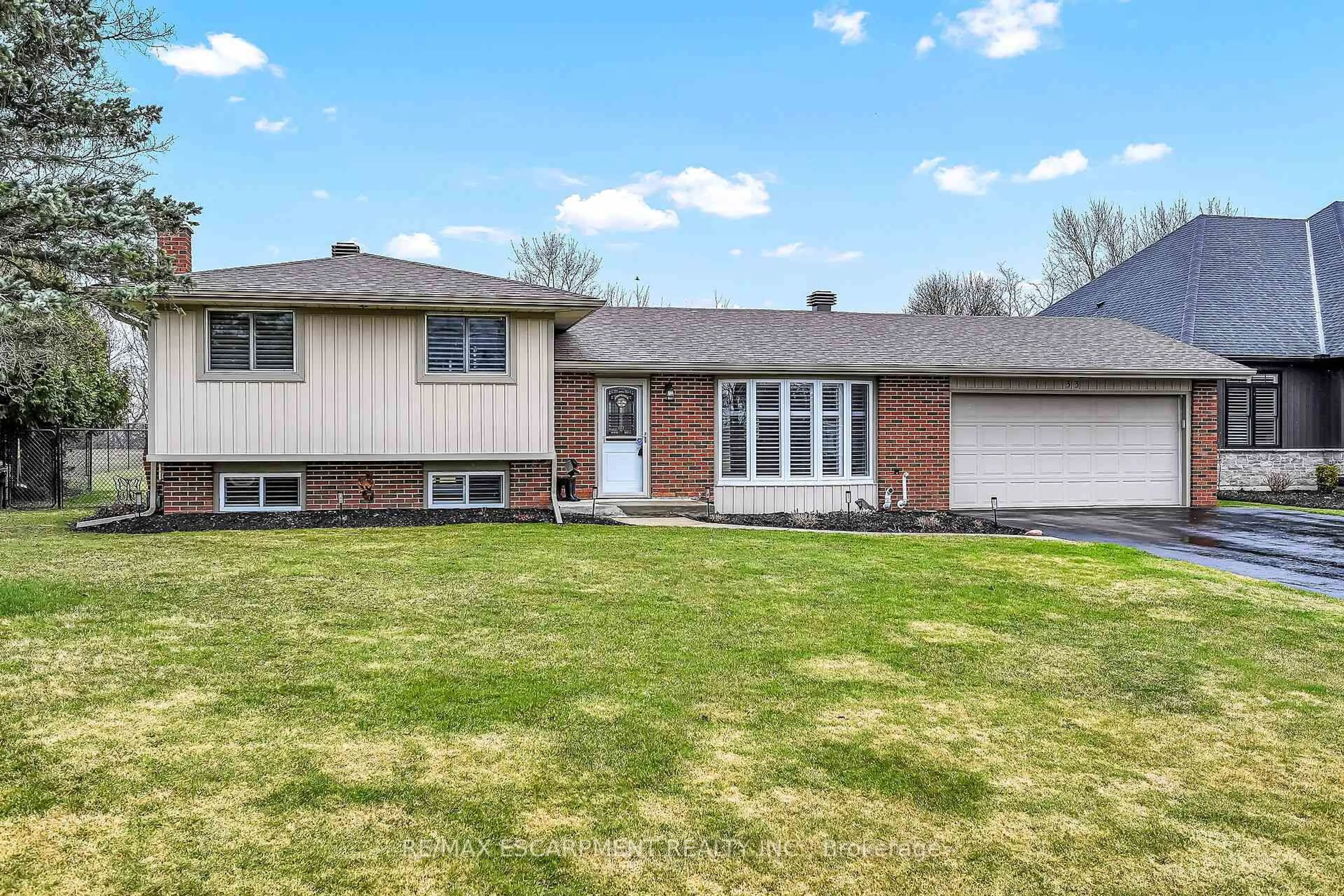 Home with vinyl exterior material, street for 33 Echo St, Haldimand Ontario N0A 1E0