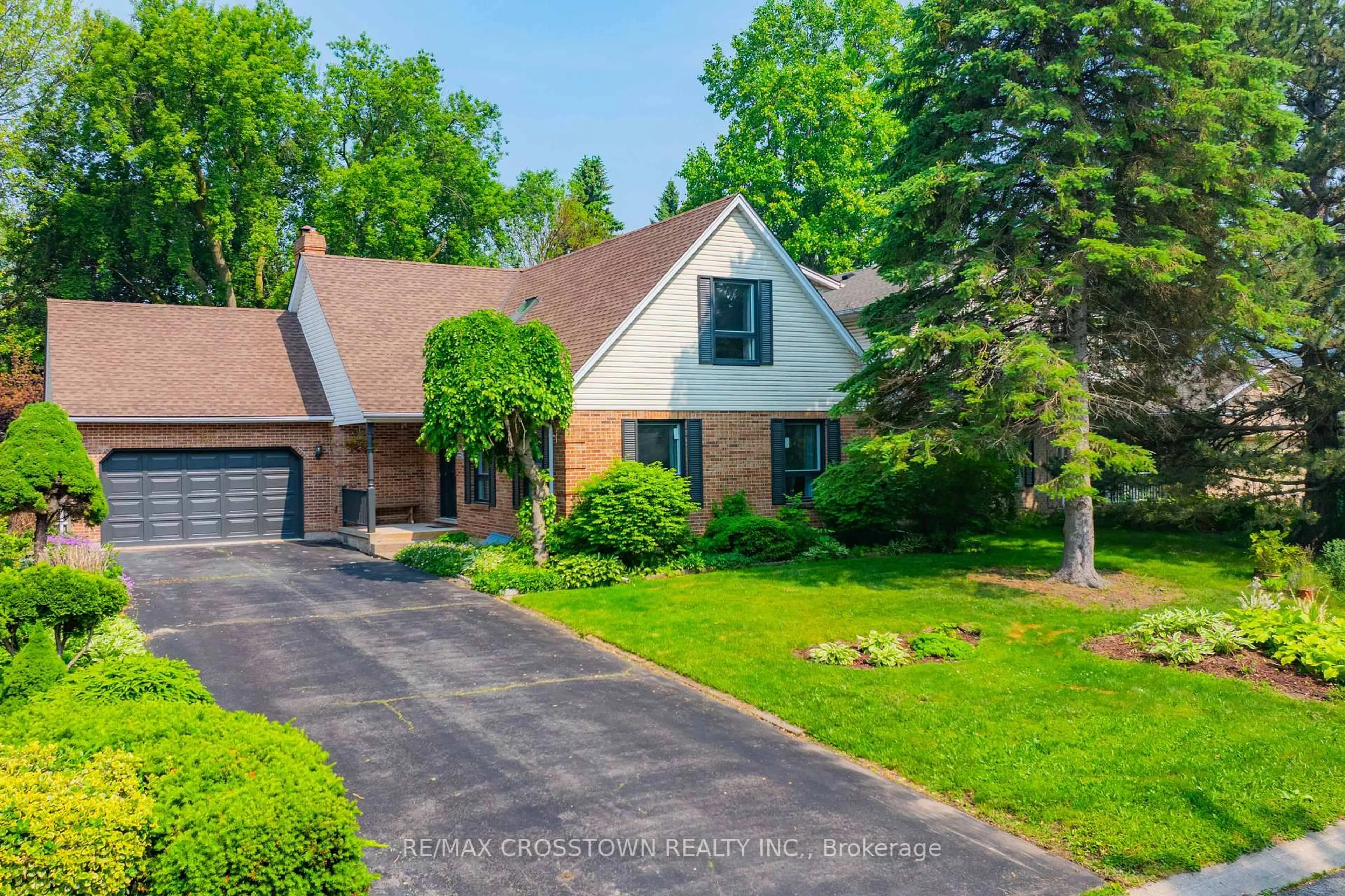 A pic from outside/outdoor area/front of a property/back of a property/a pic from drone, street for 17 Coach Dr, Niagara-on-the-Lake Ontario L0S 1J0
