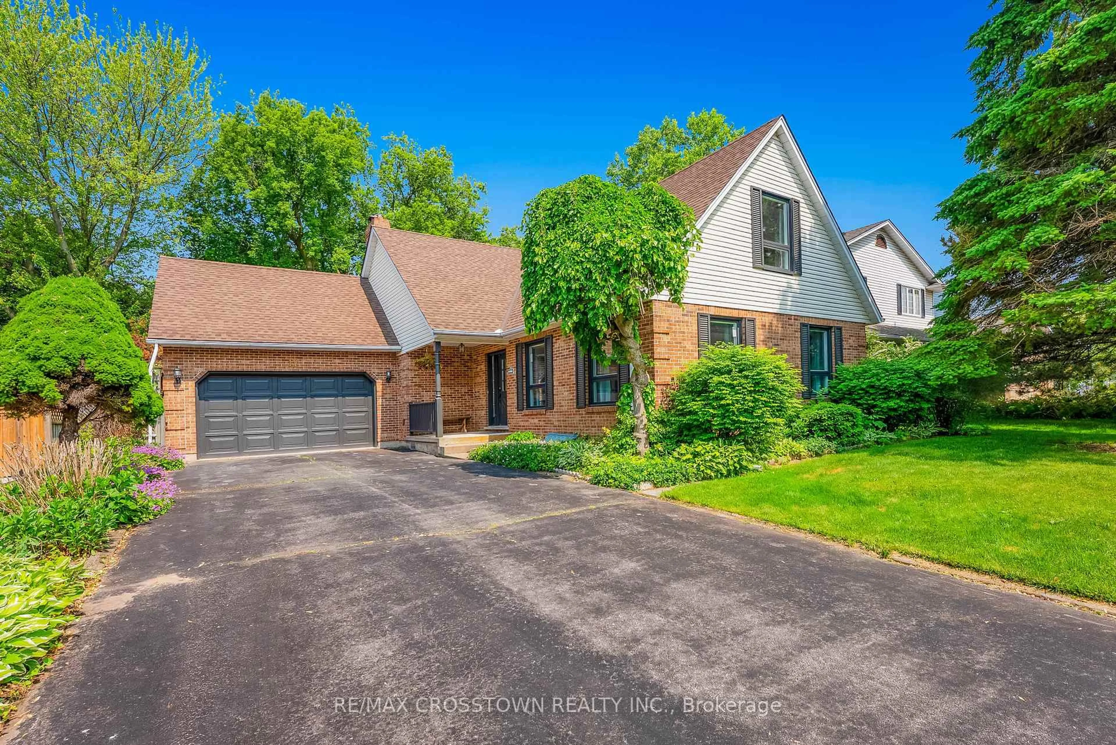 Home with brick exterior material, street for 17 Coach Dr, Niagara-on-the-Lake Ontario L0S 1J0