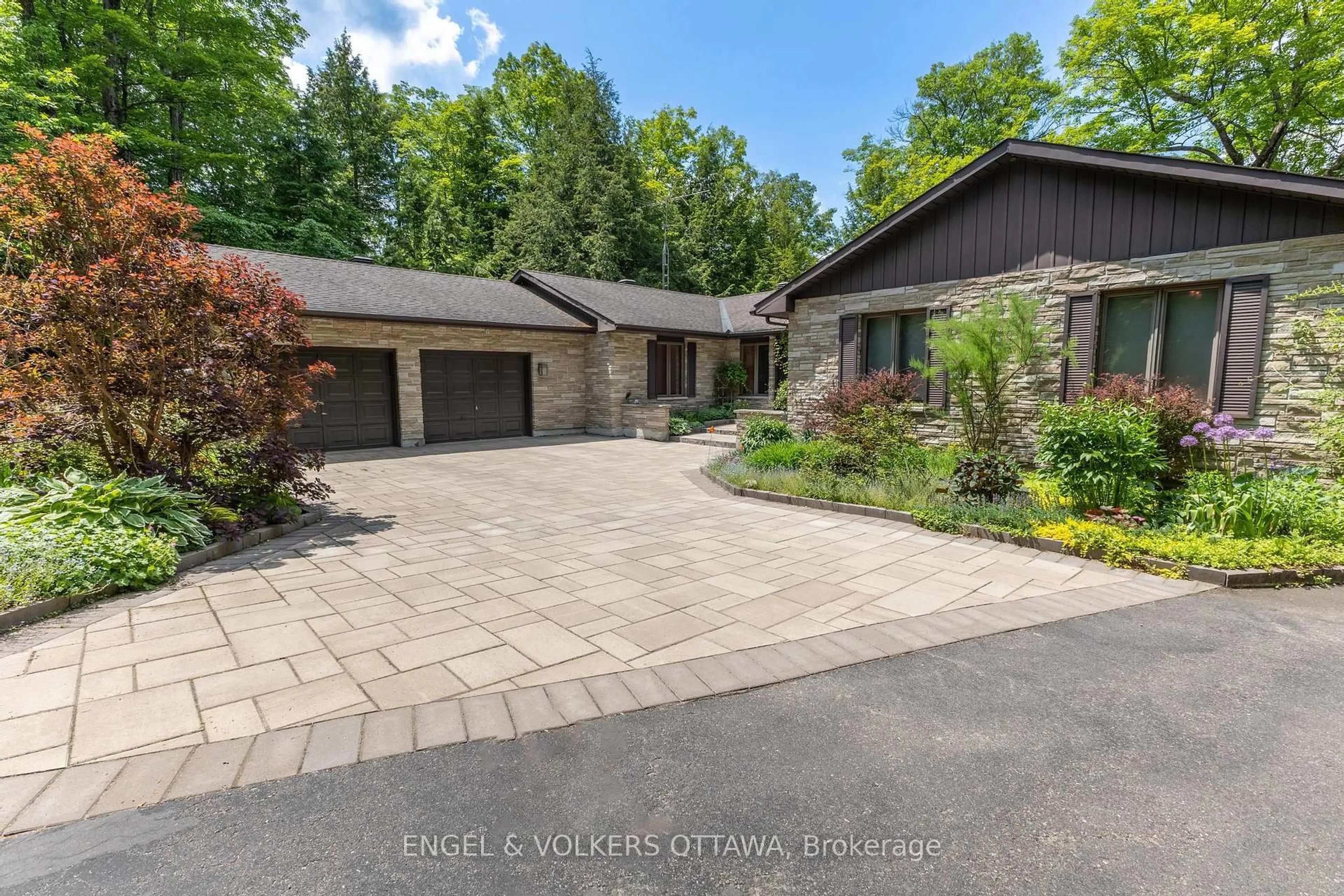A pic from outside/outdoor area/front of a property/back of a property/a pic from drone, street for 7 Deerfield Dr, White Lake Ontario K0A 3L0