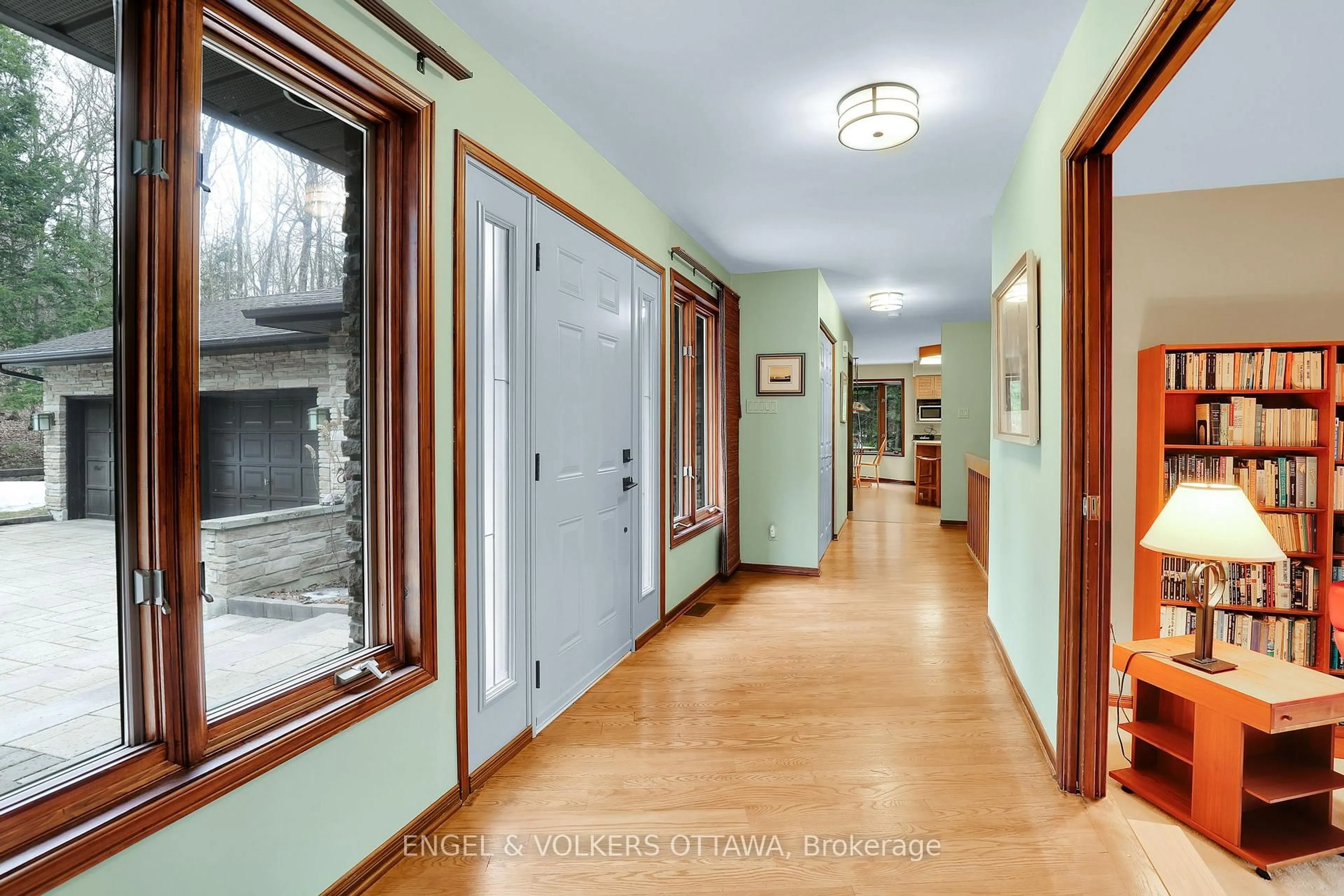 Indoor foyer for 7 Deerfield Dr, White Lake Ontario K0A 3L0