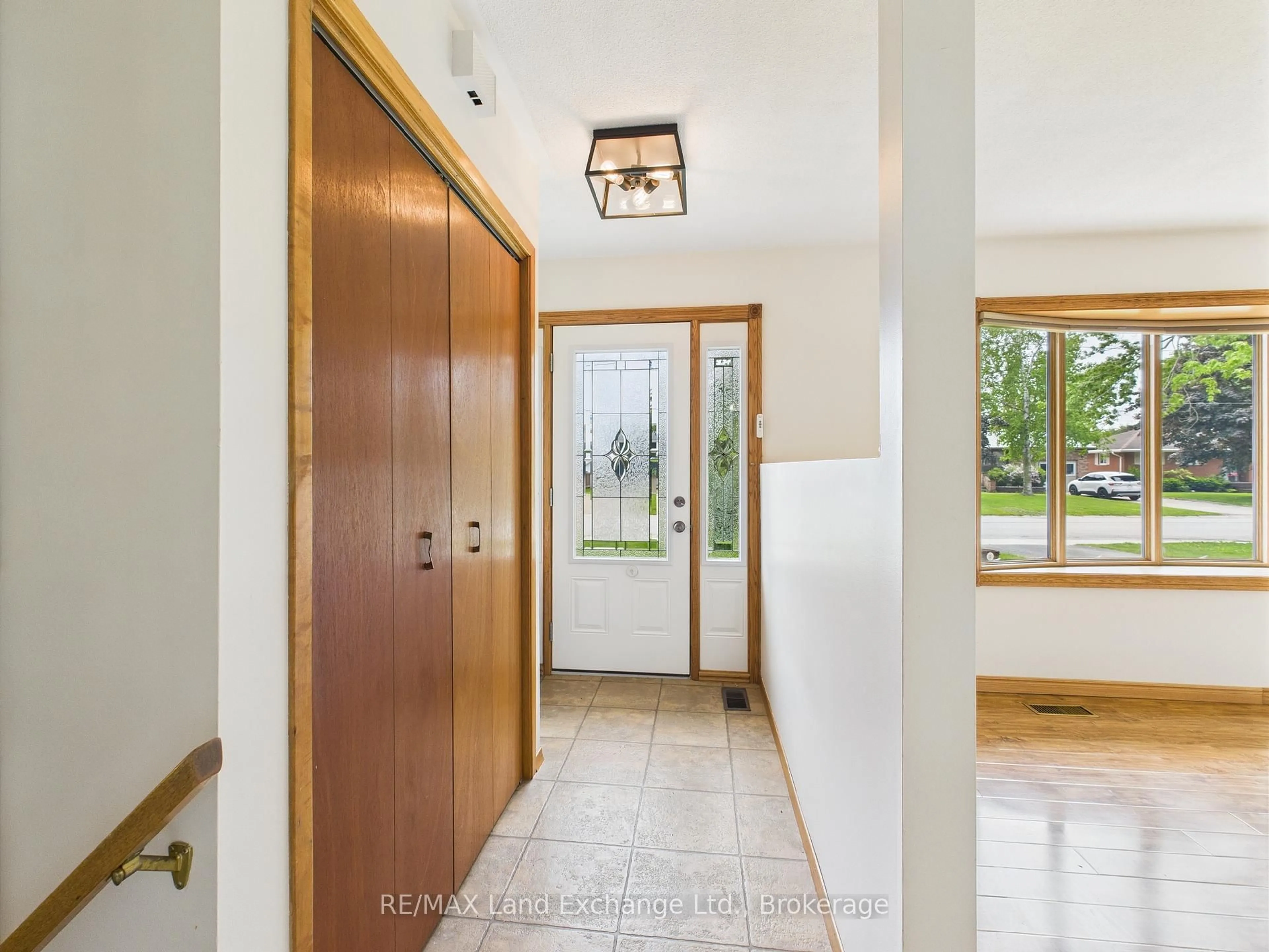 Indoor entryway for 5 William St, Huron-Kinloss Ontario N0G 2R0